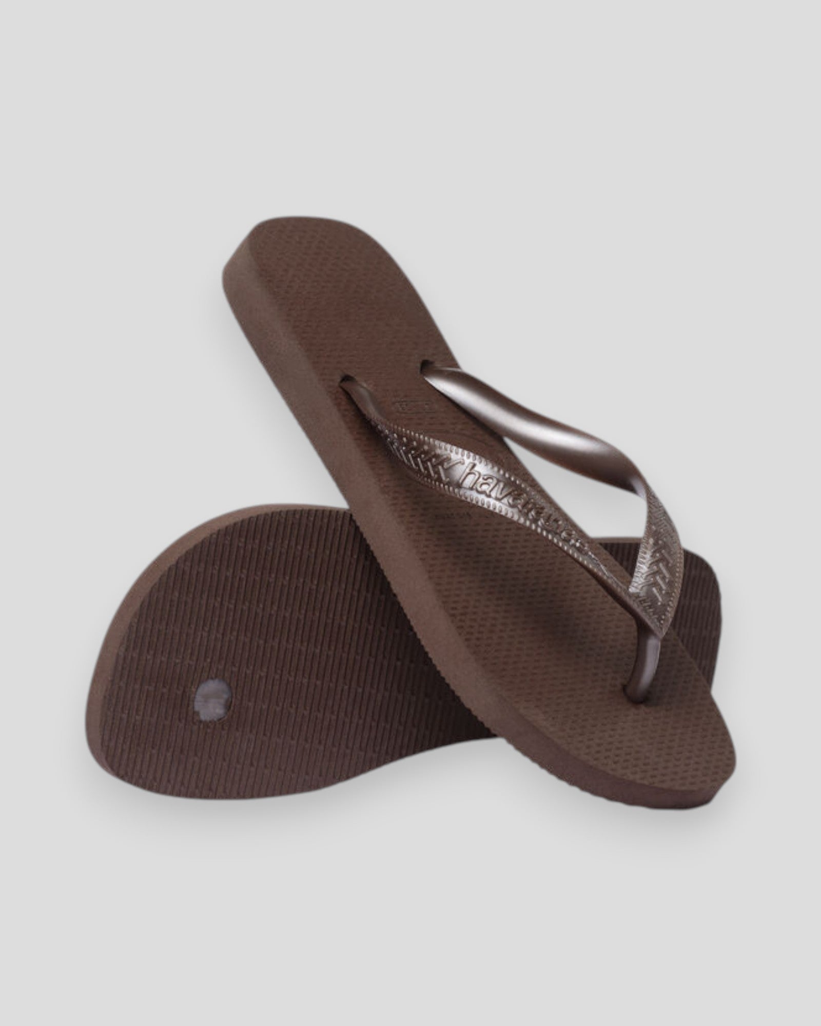 Havaianas damesandaler Hav. Top Tiras 0727 i mørkebrun med brede remme og flad sål, sommerlig og komfortabelt fodtøj