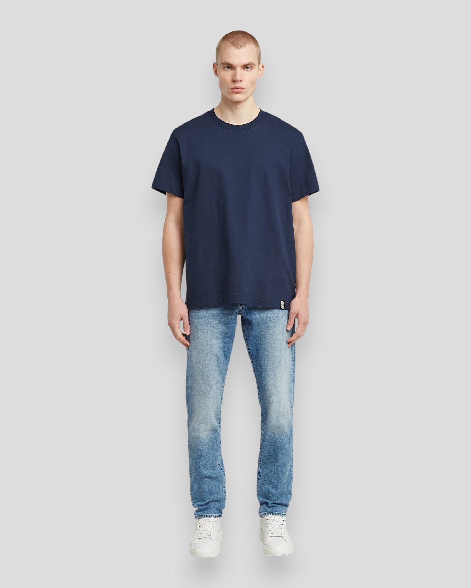 Dame jeans G-STAR RAW 3301 Regular Tapered It Indigo Aged med slidt finish og klassisk pasform, vist på model.
