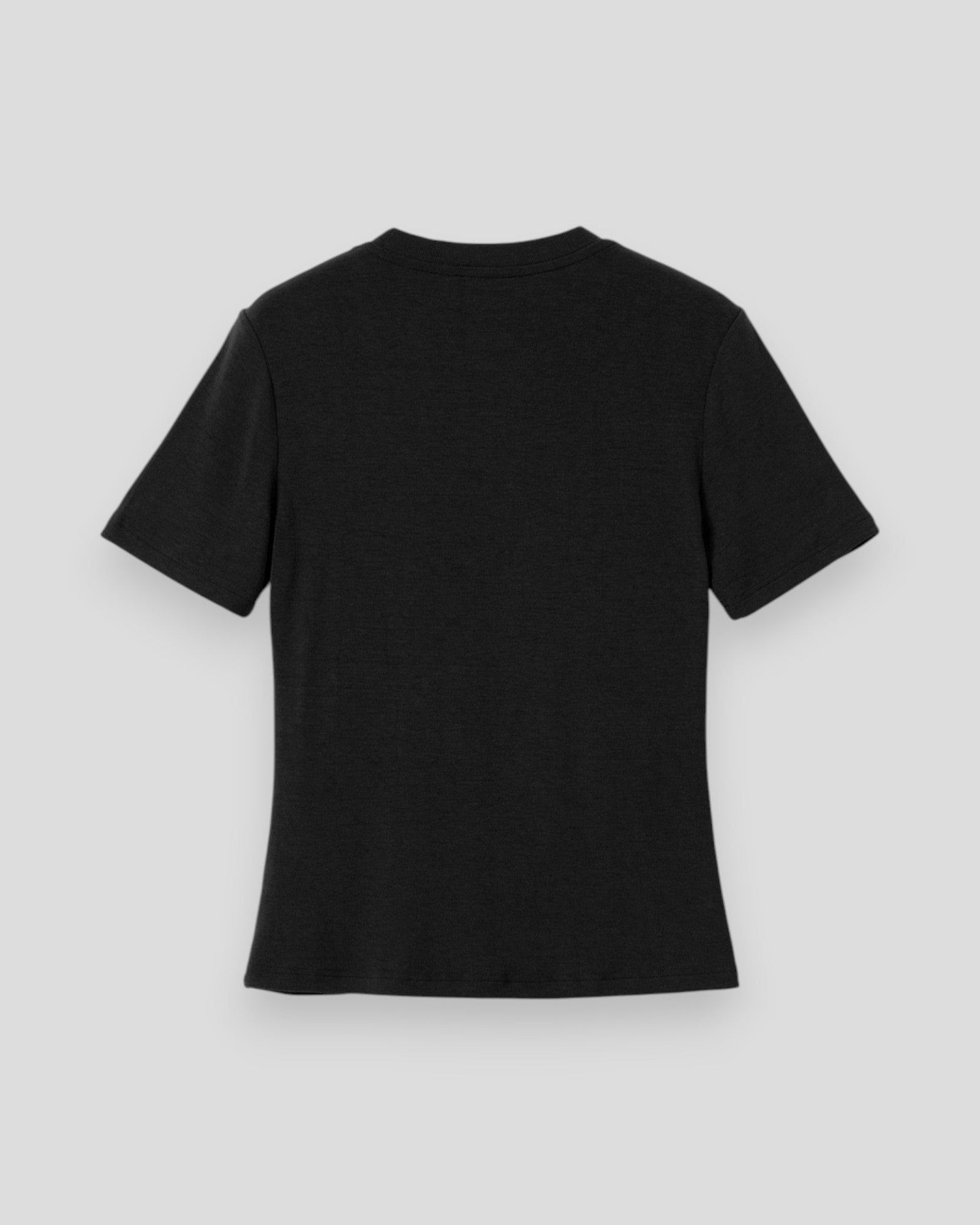 Sort Noella Lidie SS Top, letær bluse med korte ærmer og rund hals, vises på model.