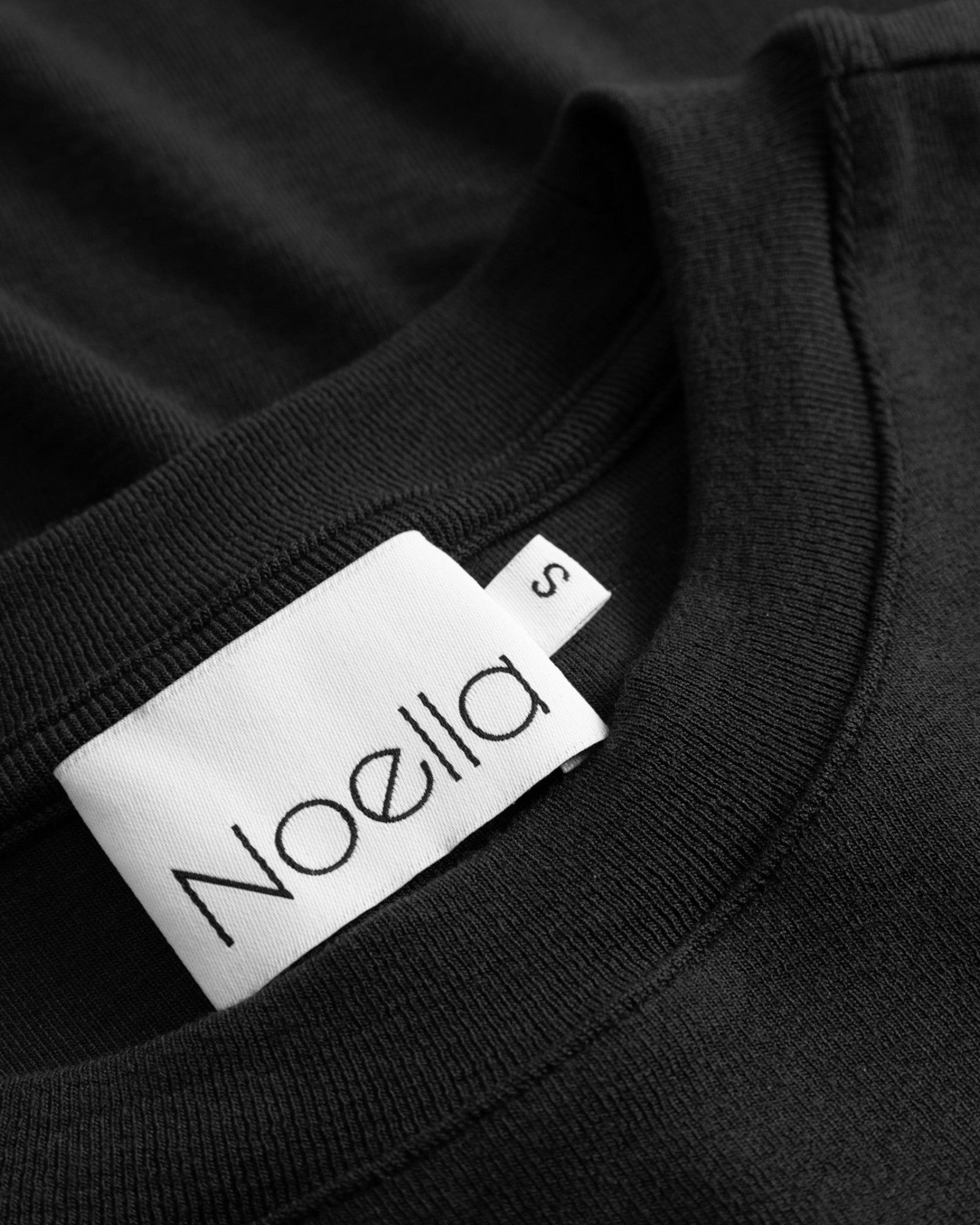 Noella Lidie SS Top i sort, letvægts T-shirt med kort ærme og rund hals, til kvinder.