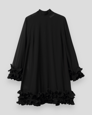 Sort Noella Latania kjole med elegant snit og lange ærmer, vist på model.