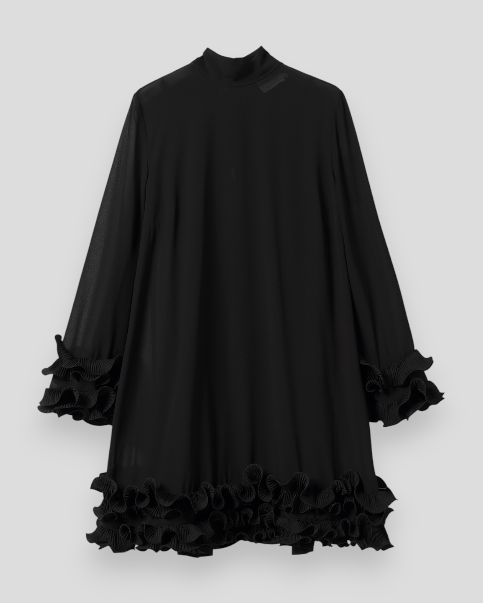 Sort Noella Latania kjole med elegant snit og lange ærmer, vist på model.