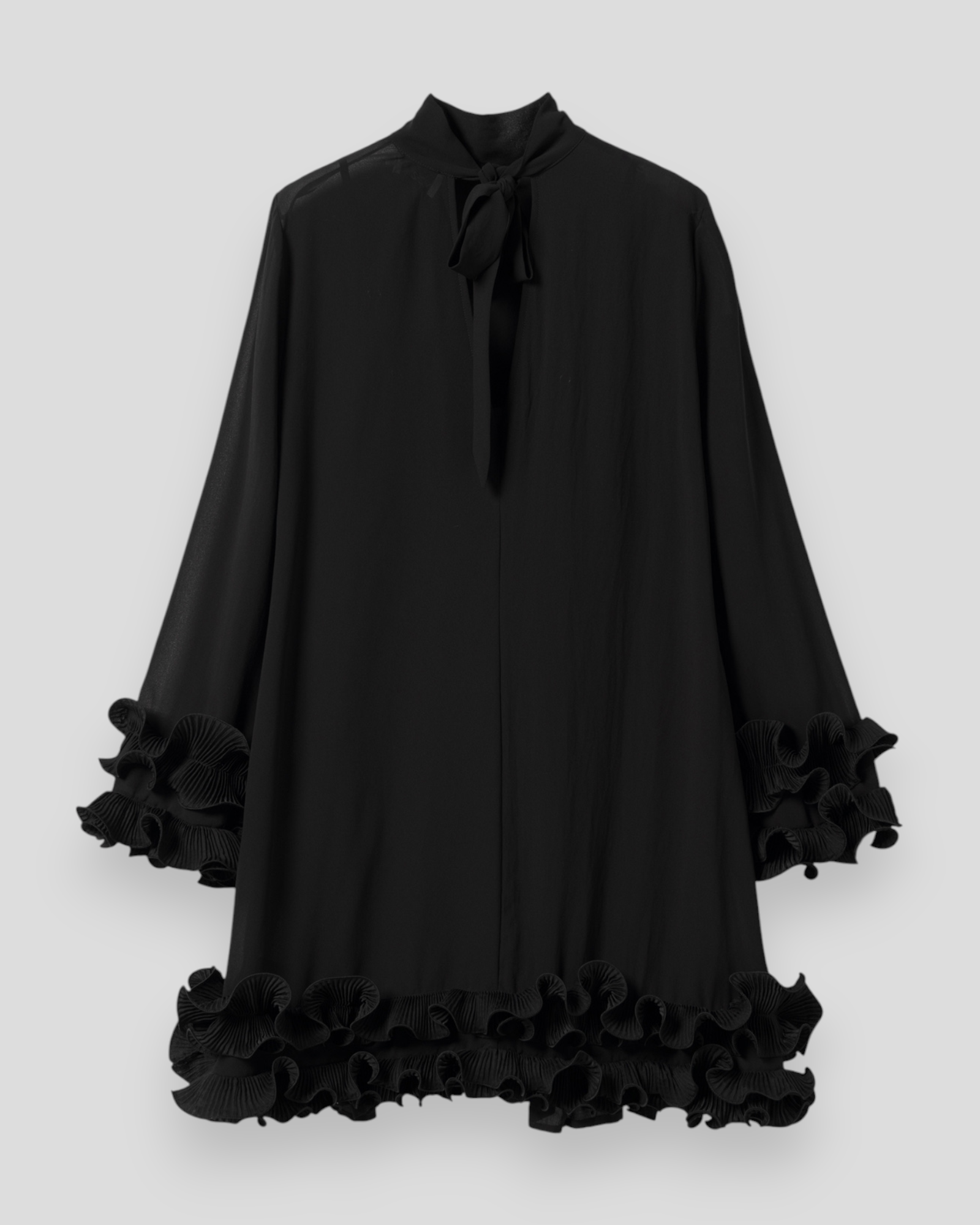Sort Noella Latania kjole i let materiale med rund hals og langærmet design, vist på modellen.