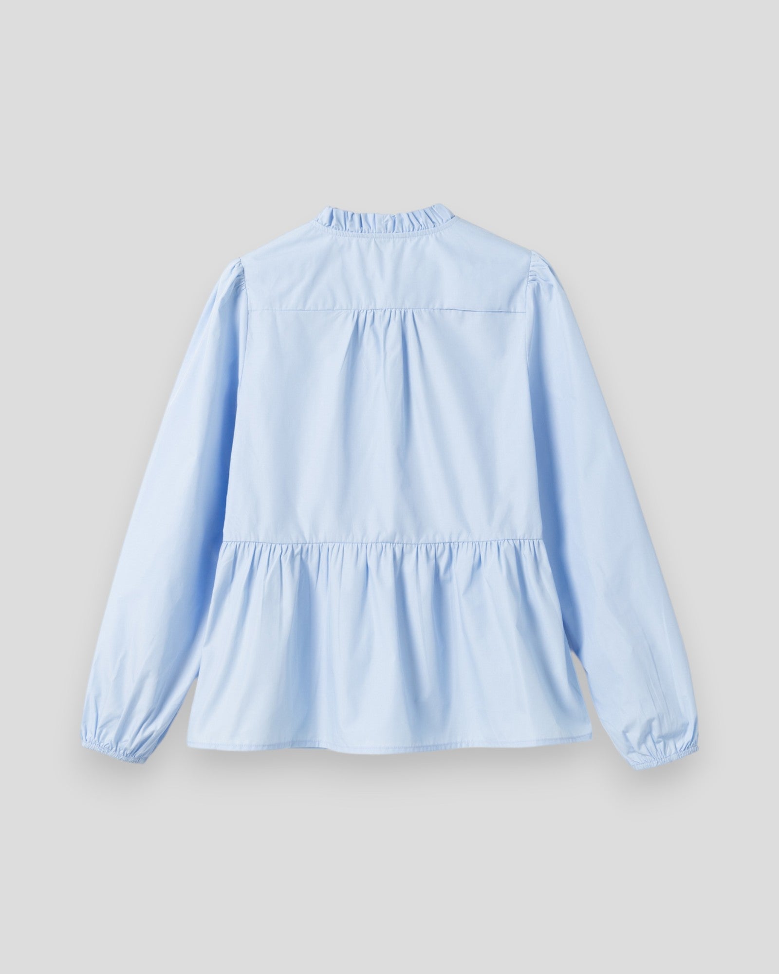 Let bluse fra Noella i lyseblå farve, vises med let stof og klassisk snit, perfekt til kvindelige skjorter.