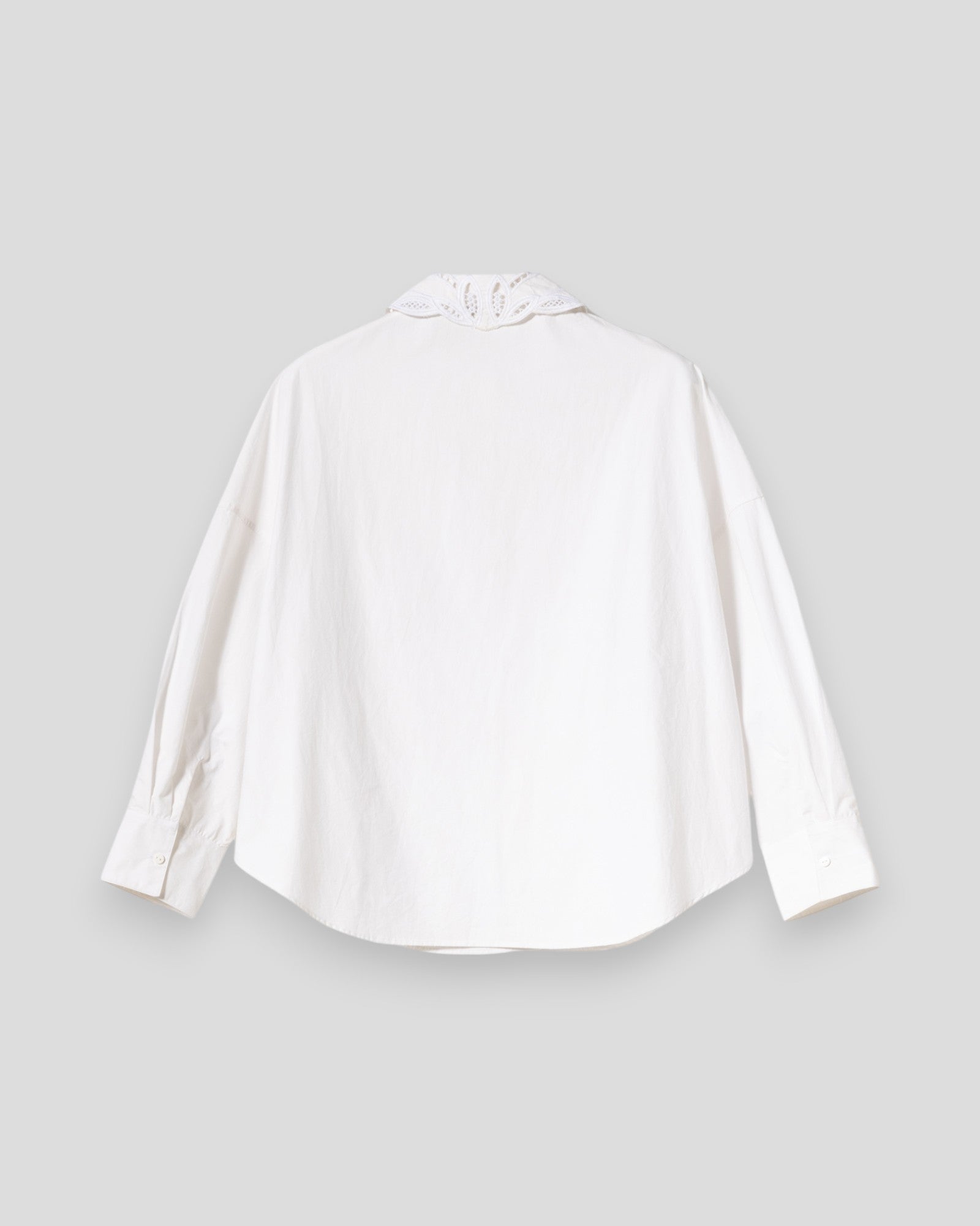 Hvid N-Maisy dametrøje fra Noella, enkel og stilfuld med langærmet design, vist på model.