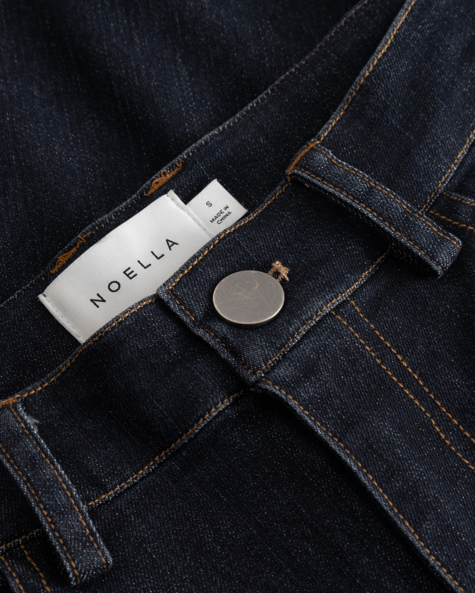 Noella N-Lavella MW jeans til kvinder i ubehandlede blå denim, afslappet pasform og klassisk design.