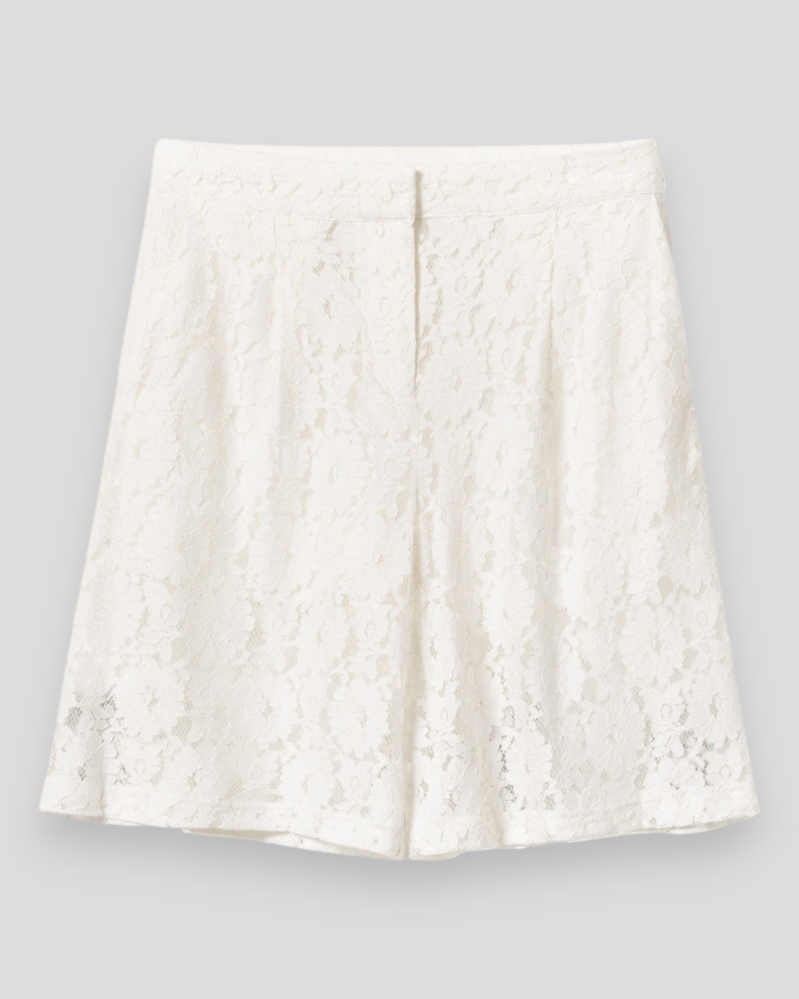 Kvinde N-Kaziana MW shorts i ivory farve, Noella, med let stof og afslappet pasform, vist på model.
