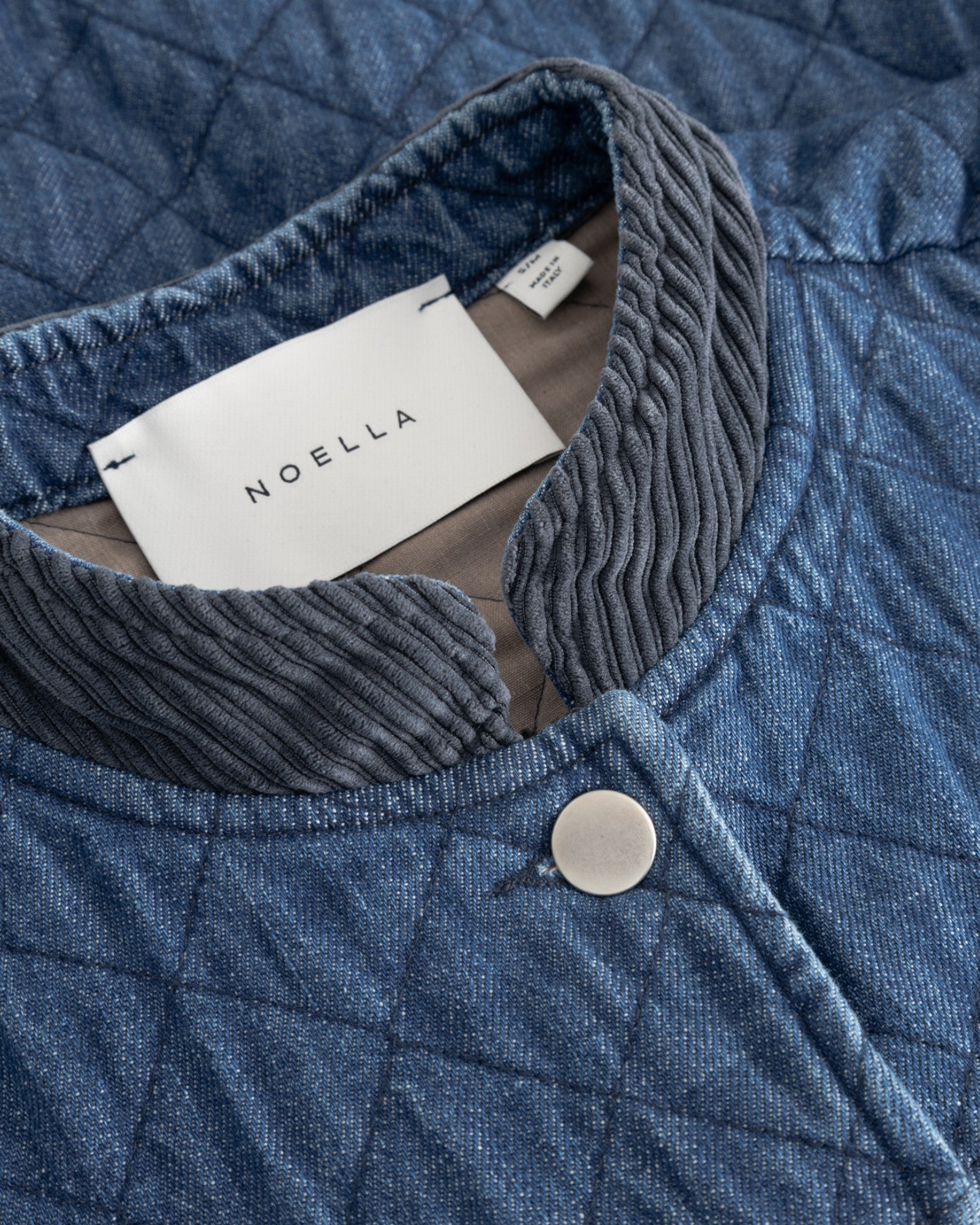 Noella N-Lashonda damesjakke i blå vask, stilfuld og afslappet med klassisk snit og blødt denimmateriale.