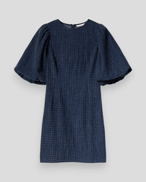 N-Michaela kjole fra Noella i mørkeblå vasket denim, vises med flot snit og detaljer.