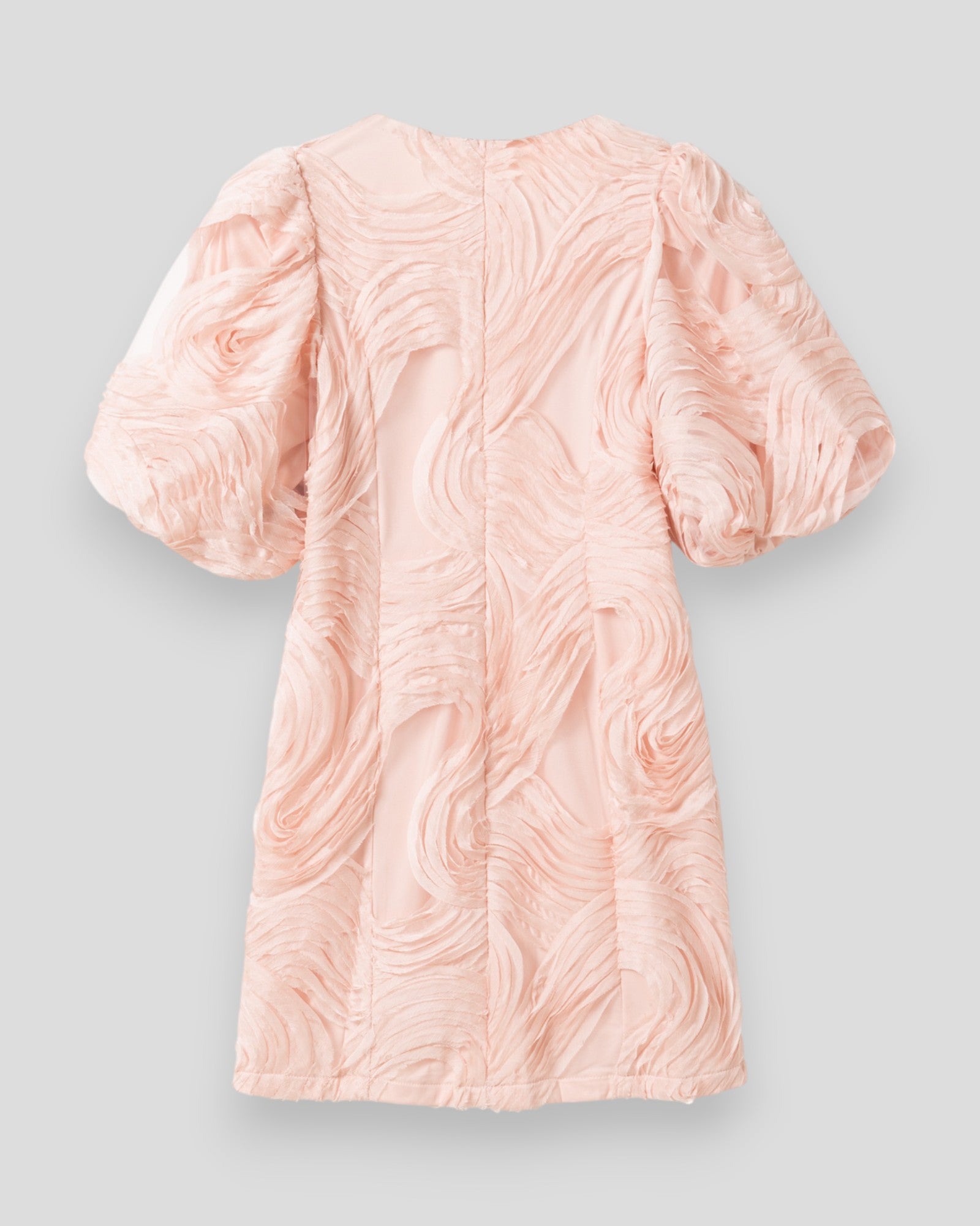 Noella N-Michaela kjole i baby pink med blødt stof og fin snit, vist på hanger foran hvid baggrund