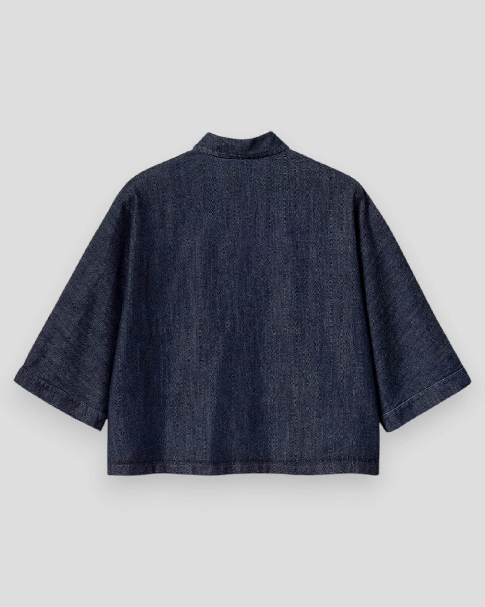 Noella N-Lashea kvindeskjorte i blå vask, vises med knapper og casual pasform på slidt denim look.