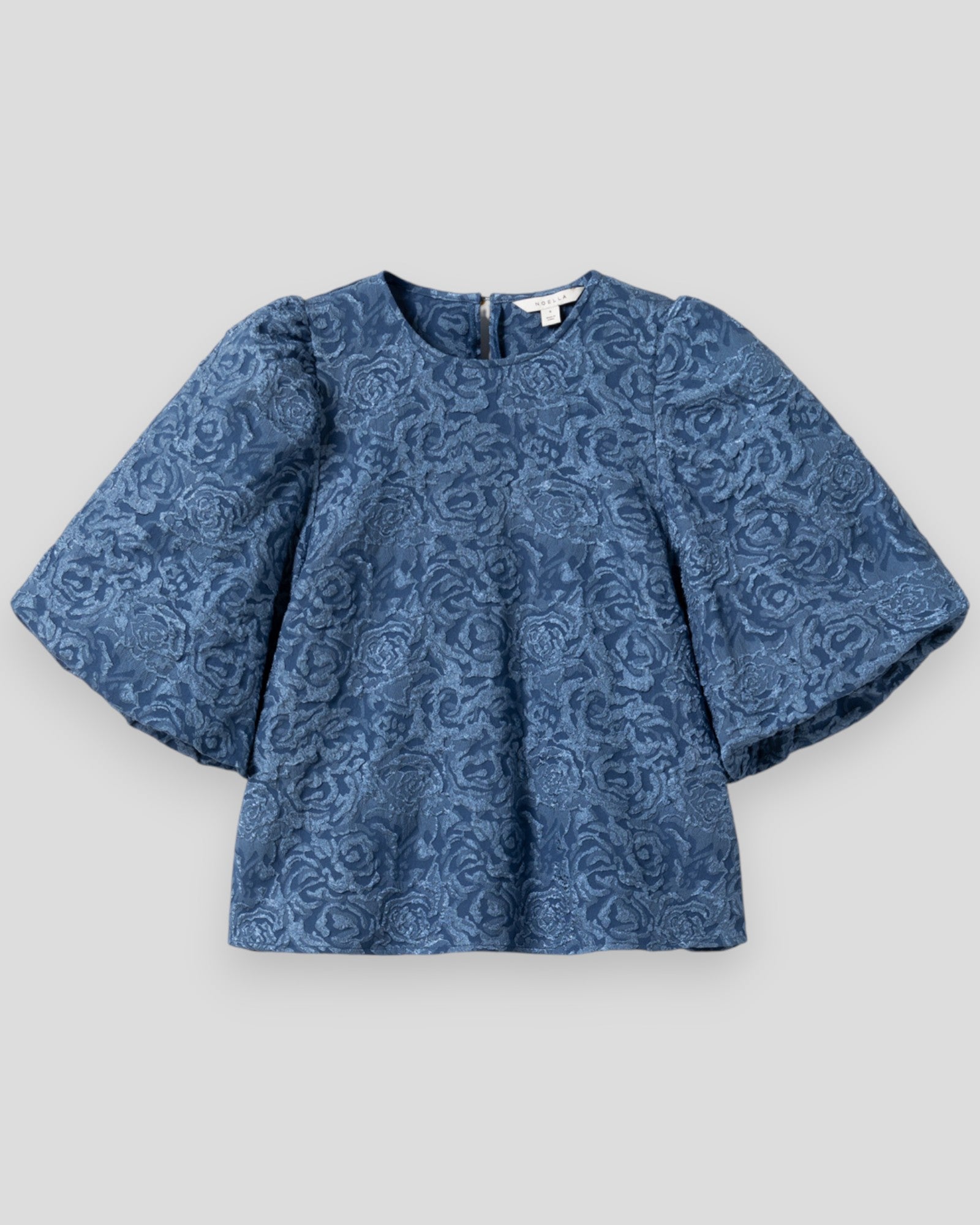 Noella N-Shelly bluse til damer i støvet blå, vises med let stof og klassisk snit, perfekt til hverdag.