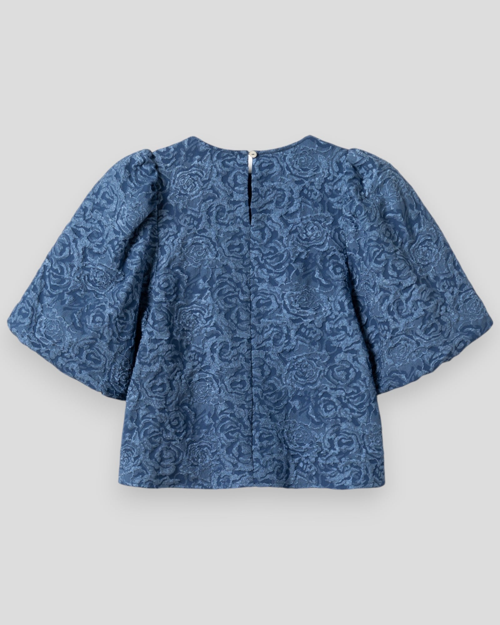 Noella N-Shelly dameshirt i støvet blå med langærmet design og blødt stof, perfekt til hverdagsbrug.