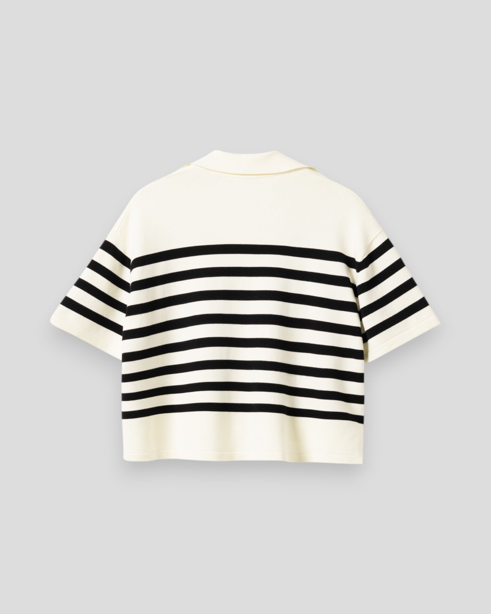 Dame strikketøj fra Noella N-Maryann Knit i sort med hvide striber, vist på model.