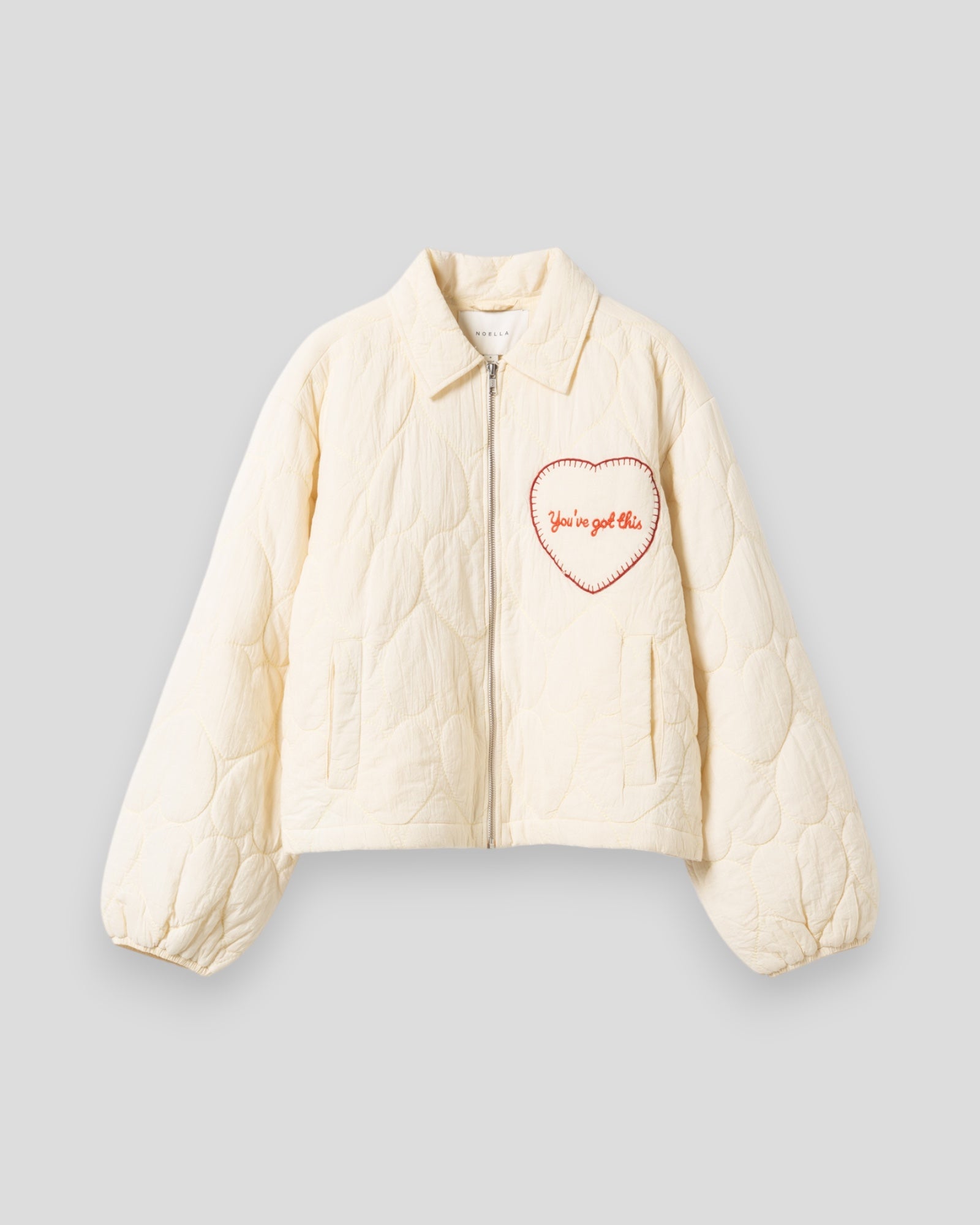 Kvinde i Noella N-Mariam jakke i alabaster farve, afslappet stil og blødt stof, synlig i billedet.