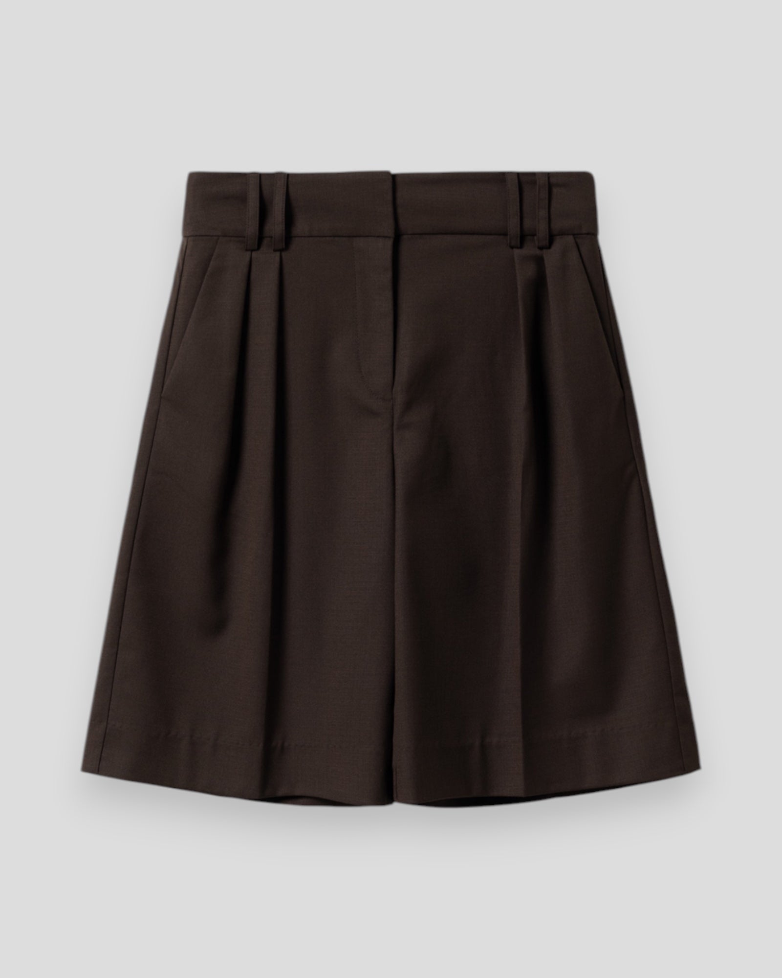 Kvinde badeshorts fra Noella N-Marcel HW Jorts i chokoladefarve, afslappet stil med lommer og komfortabel pasform