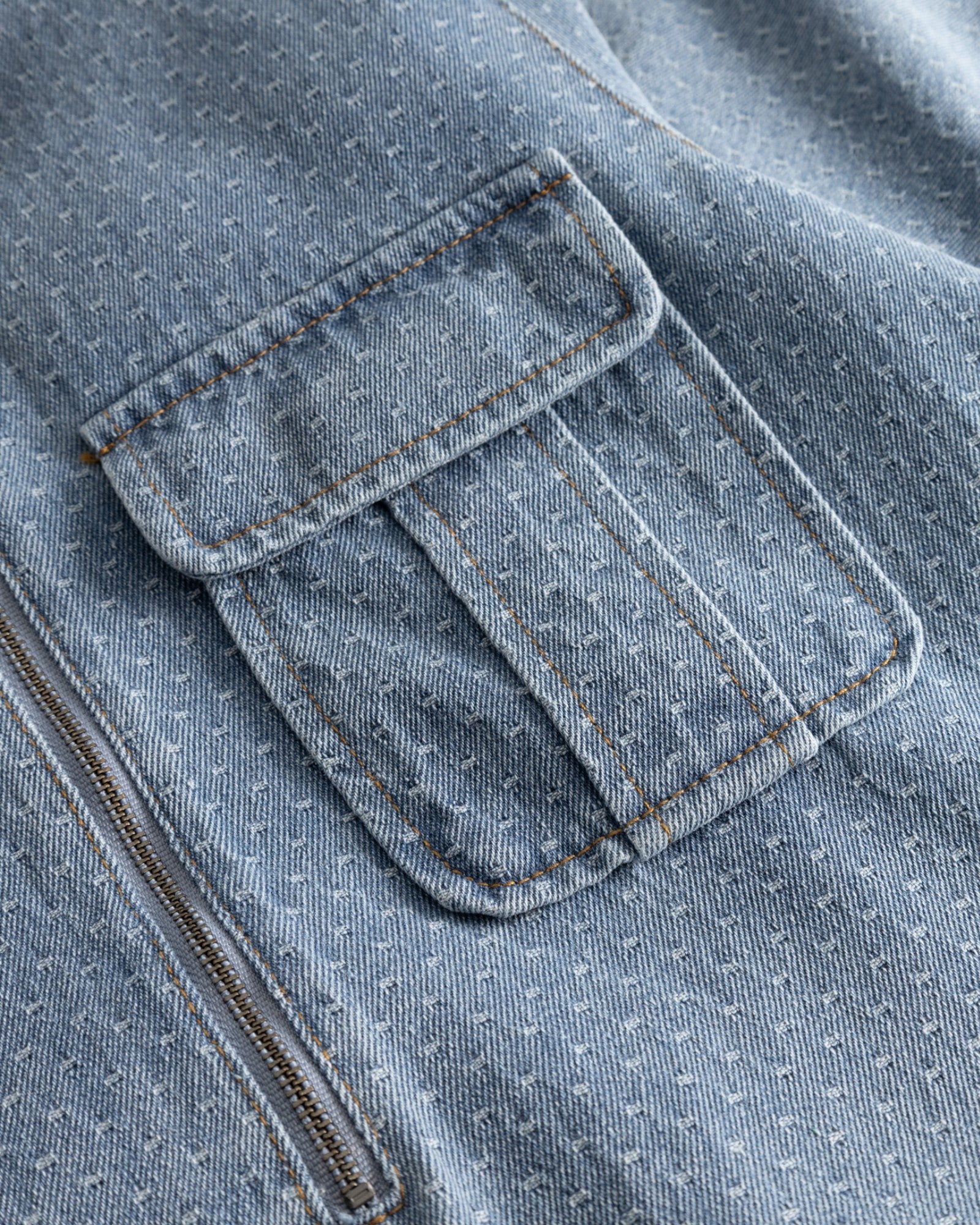 Noella N-Jozie Z kjole i vintage blå vask, vises med flot snit og blødt denimmateriale.