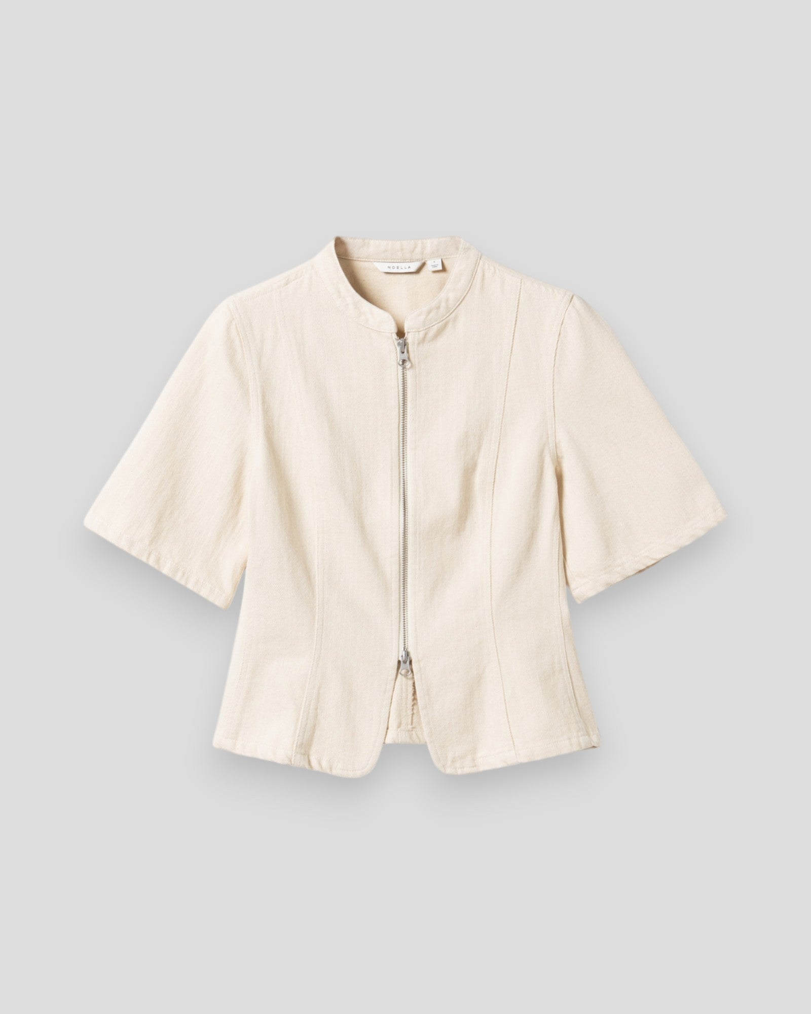 Noella N-Mazie SS kvinderskjorte i ivory med afslappet pasform og elegante detaljer, perfekt til forår og sommer.