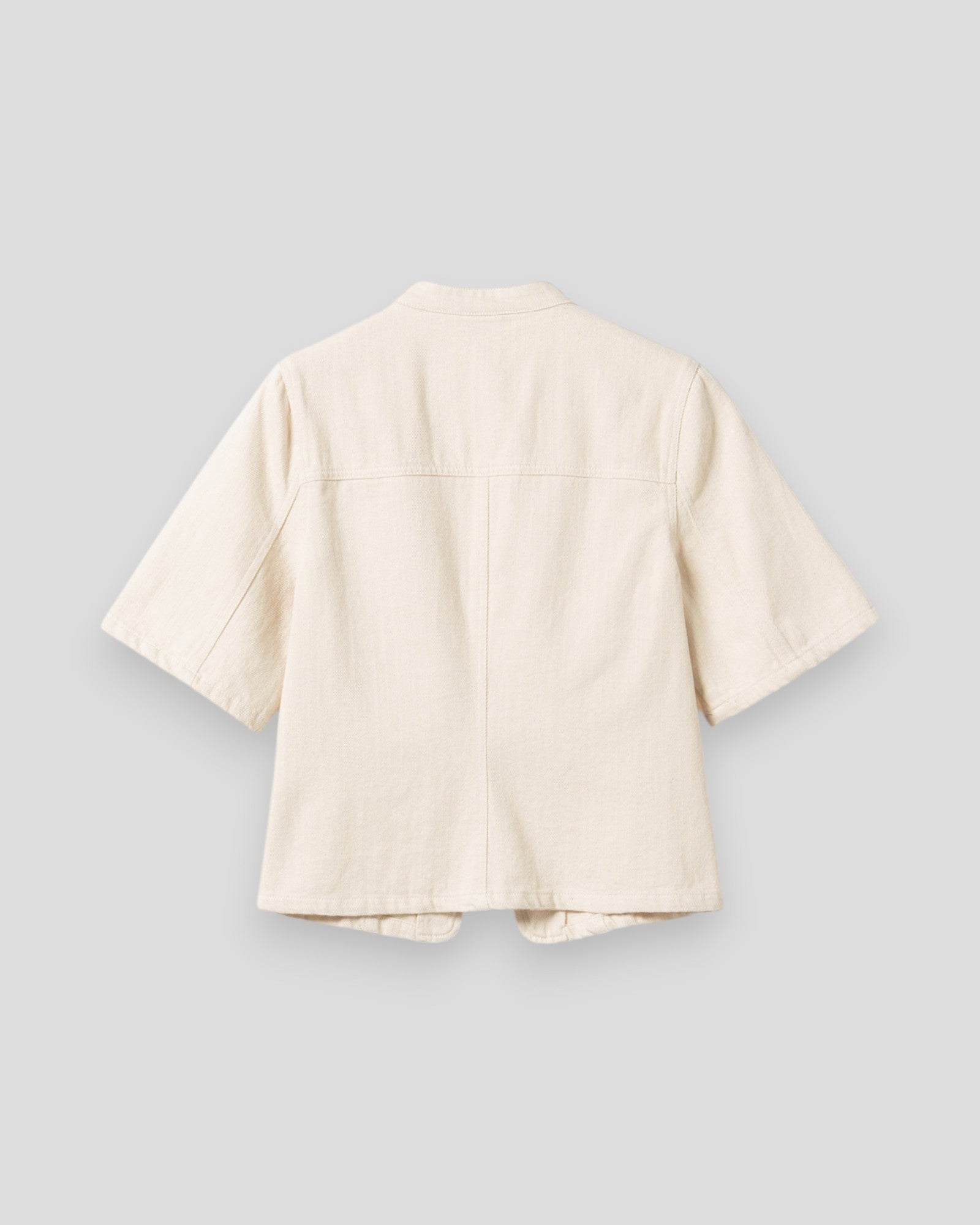 Noella N-Mazie SS Kvindeskjorte i ivory med kort ærme og enkel design, perfekt til forår og sommer.