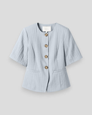Let jakke i dove blue fra Noella, kvinders blazer med elegant snit og blødt stof, vist på model.