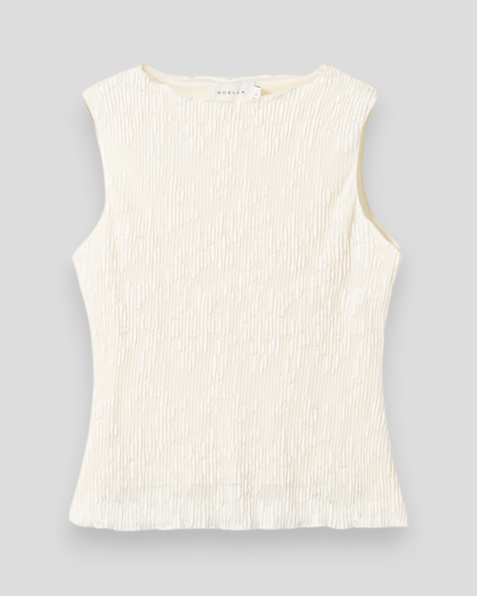 Noella N-Lola top til kvinder i ivory med blødt stof og enkel design, vist på model.