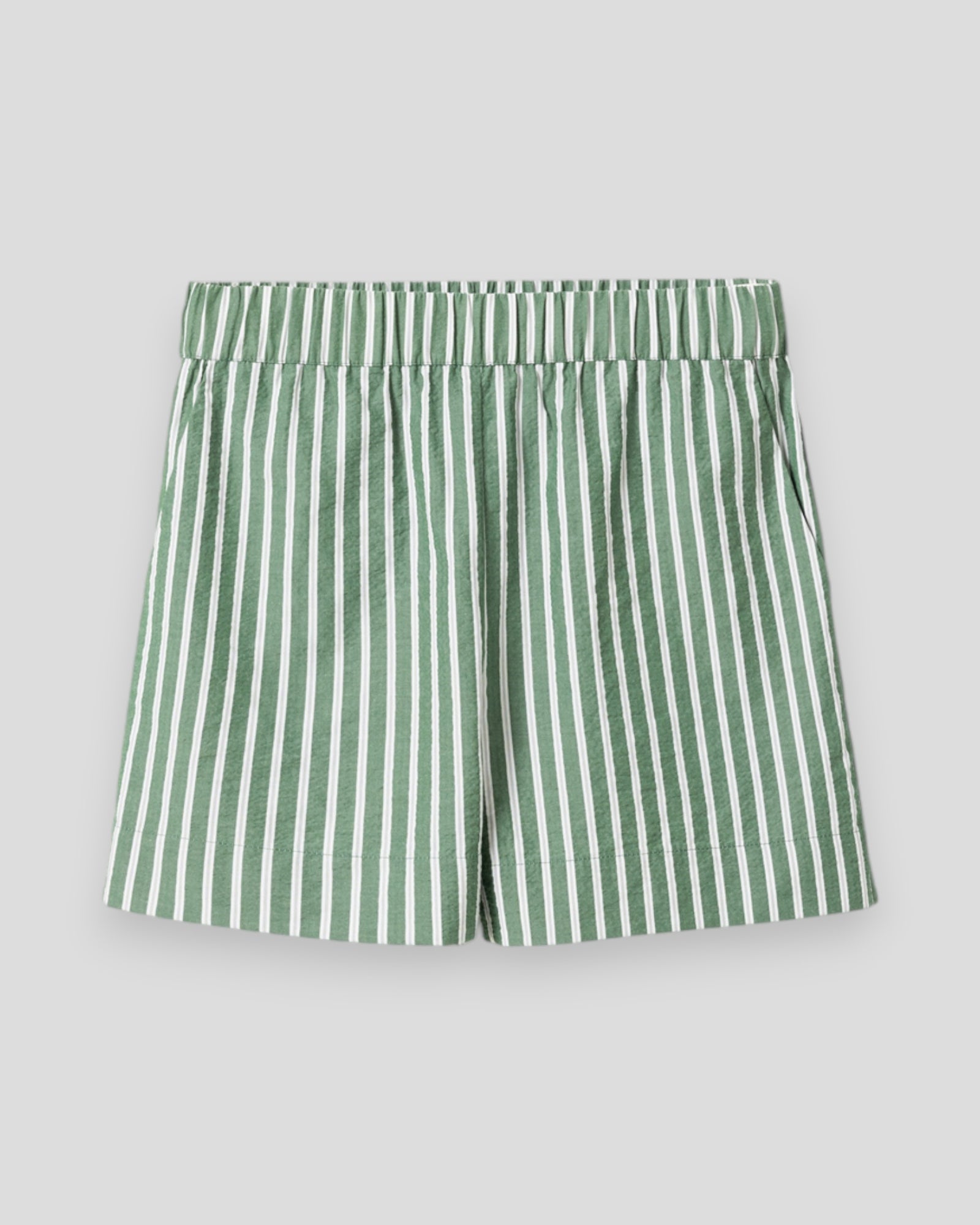 Kvinde shorts i grøn og hvid stribe fra Noella N-Layne MW, afslappet og stilfuldt design.
