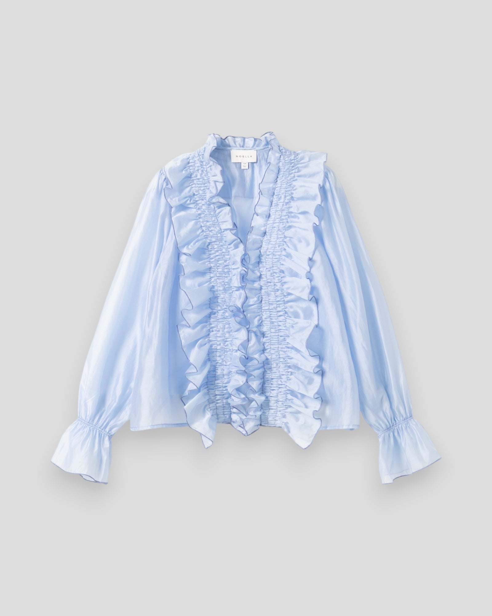 Let bluse fra Noella i luftblå farve, kvinders skjorte med let stof og afslappet pasform, vist på model.