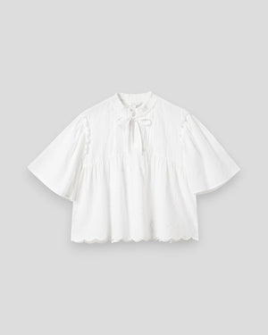 Hvid N-Marielle damebluse fra Noella, elegant kvindeshirt med let materiale og afslappet pasform, vist på model.