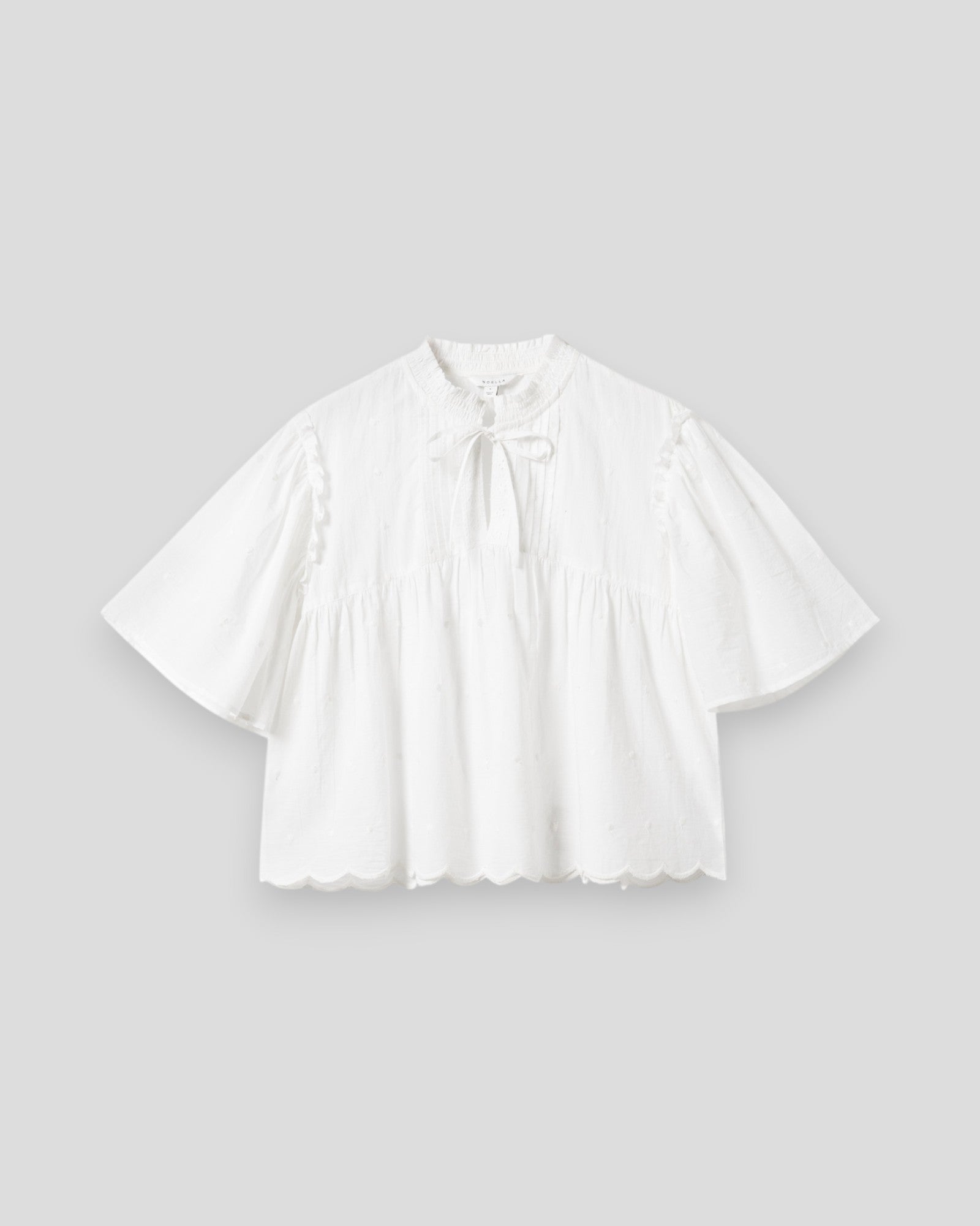 Hvid N-Marielle damebluse fra Noella, elegant kvindeshirt med let materiale og afslappet pasform, vist på model.