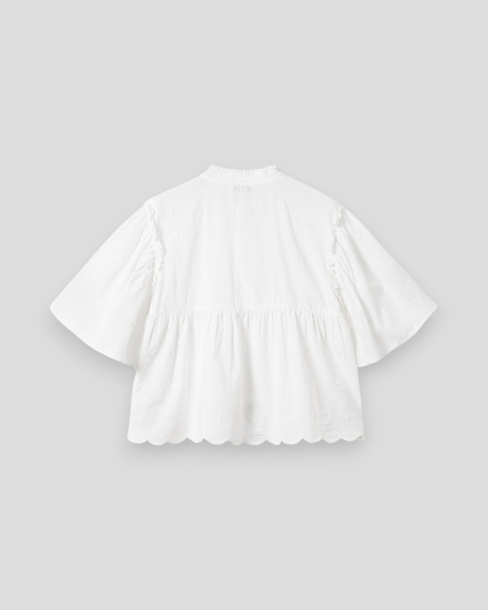 Hvid N-Marielle bluse til kvinder, stilfuld Noella shirts, vises i nærbillede med elegant snit og blødt stof.