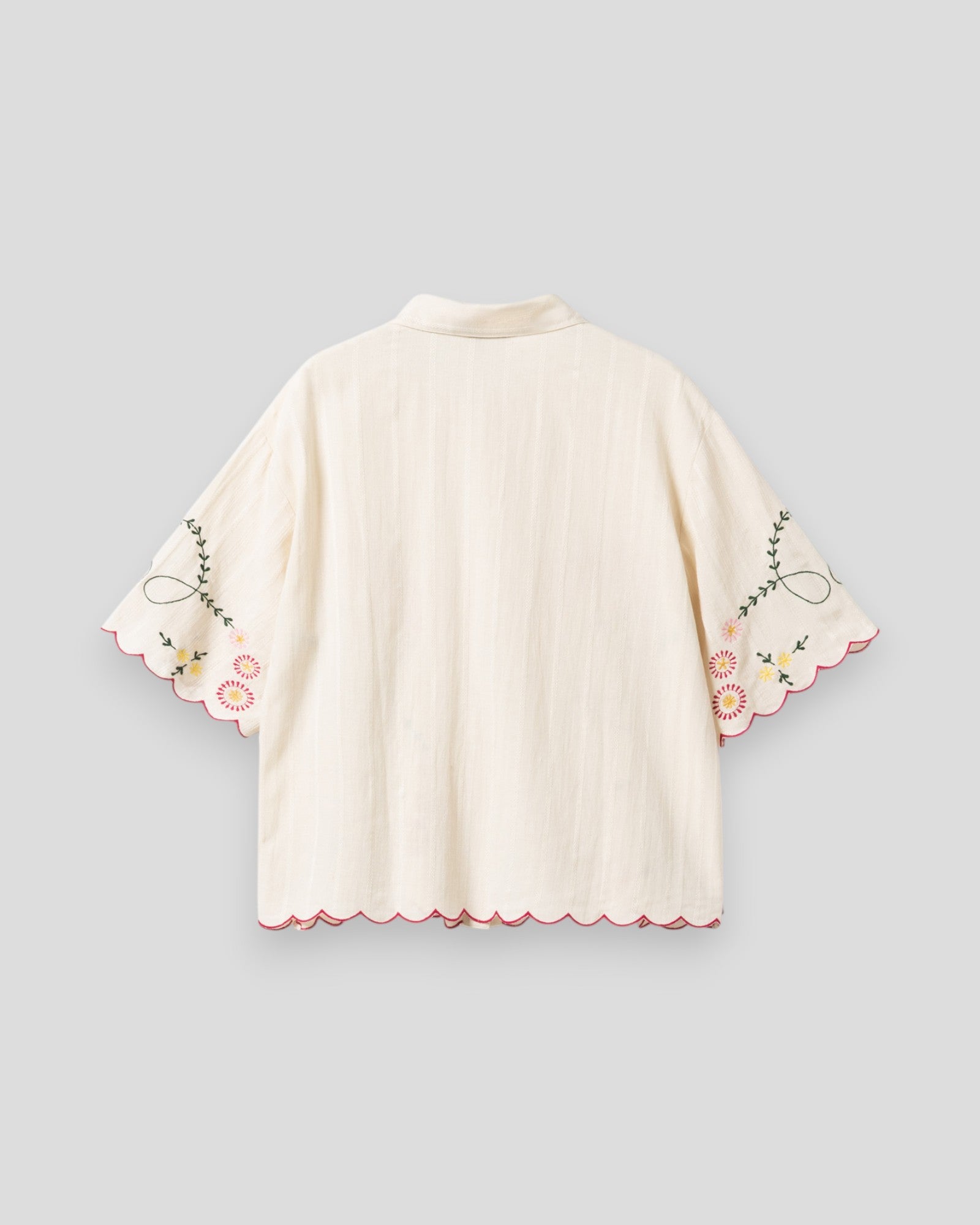 Kvinde N-Kealy skjorte fra Noella i offwhite med lange ærmer og klassisk pasform, vises i nærbillede.