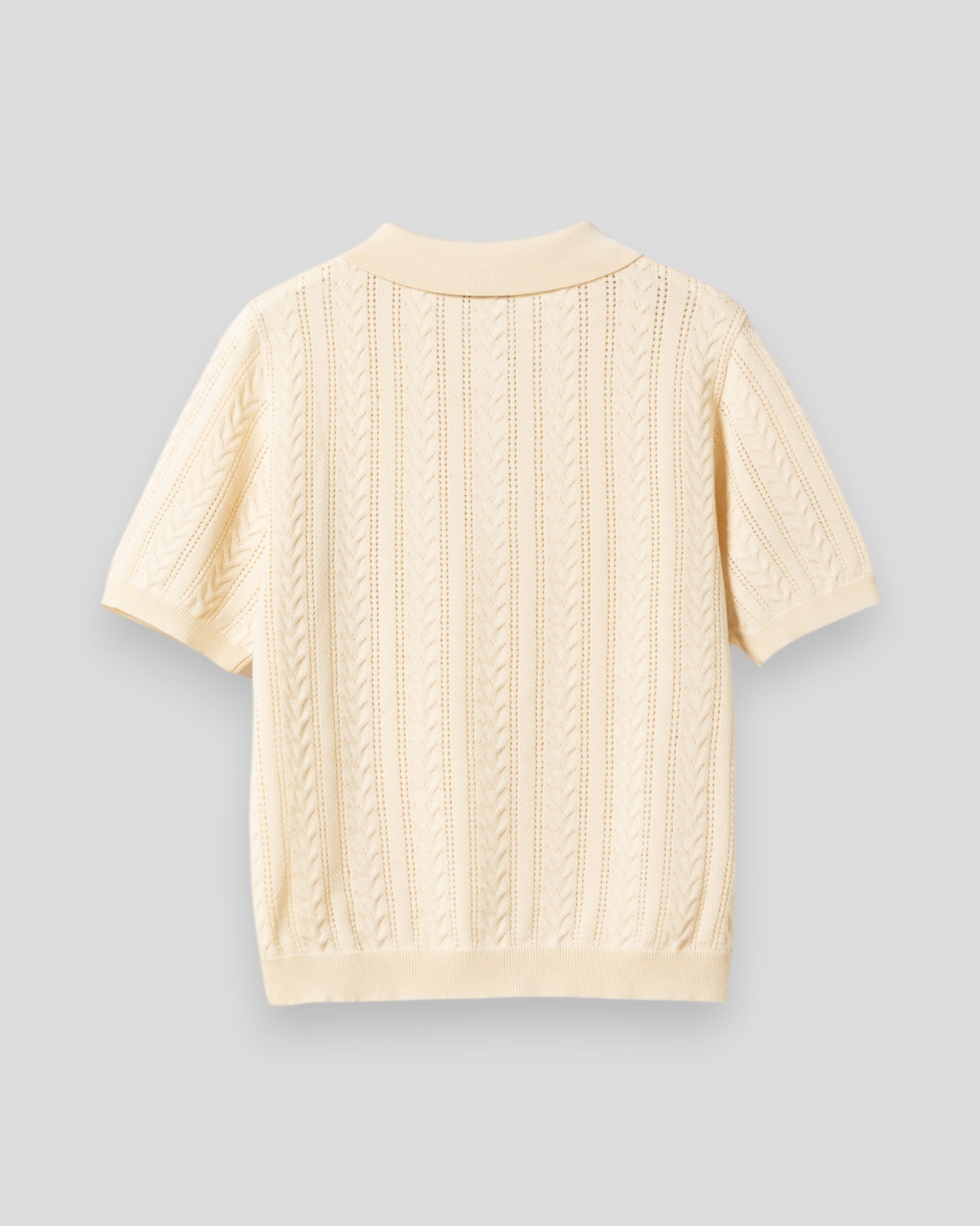 Kvinde i Noella N-Mecca Knit Polo i ivory, vises i close-up med fokus på poloens strikkede tekstur.