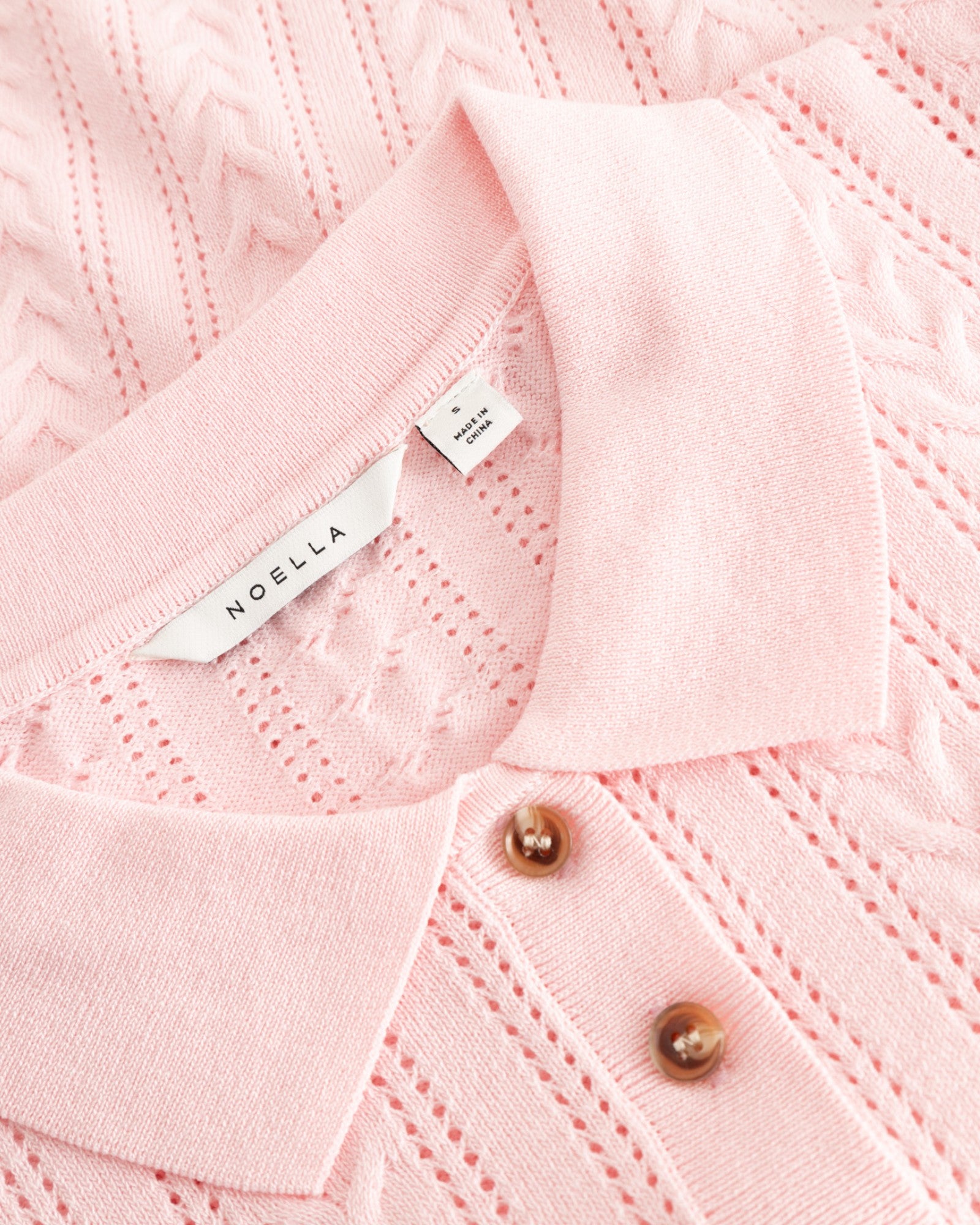 Noella N-Mecca strikket polo i baby pink til kvinder, vises med krave og knapper på billedet.