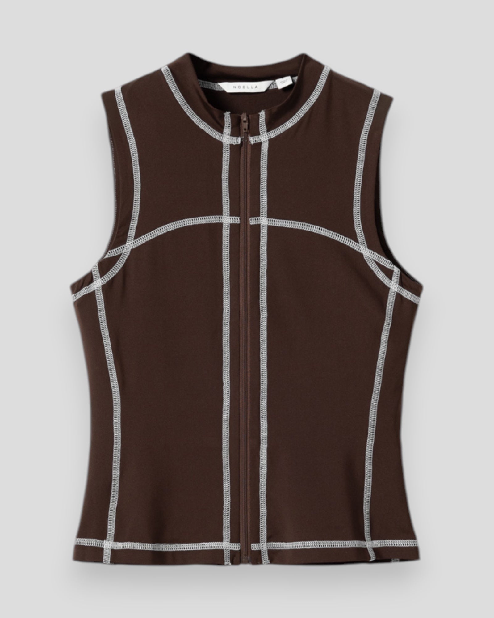 Noella N-Karishenna top til kvinder i chokoladefarve, vises på model med blødt stof og rund hals.