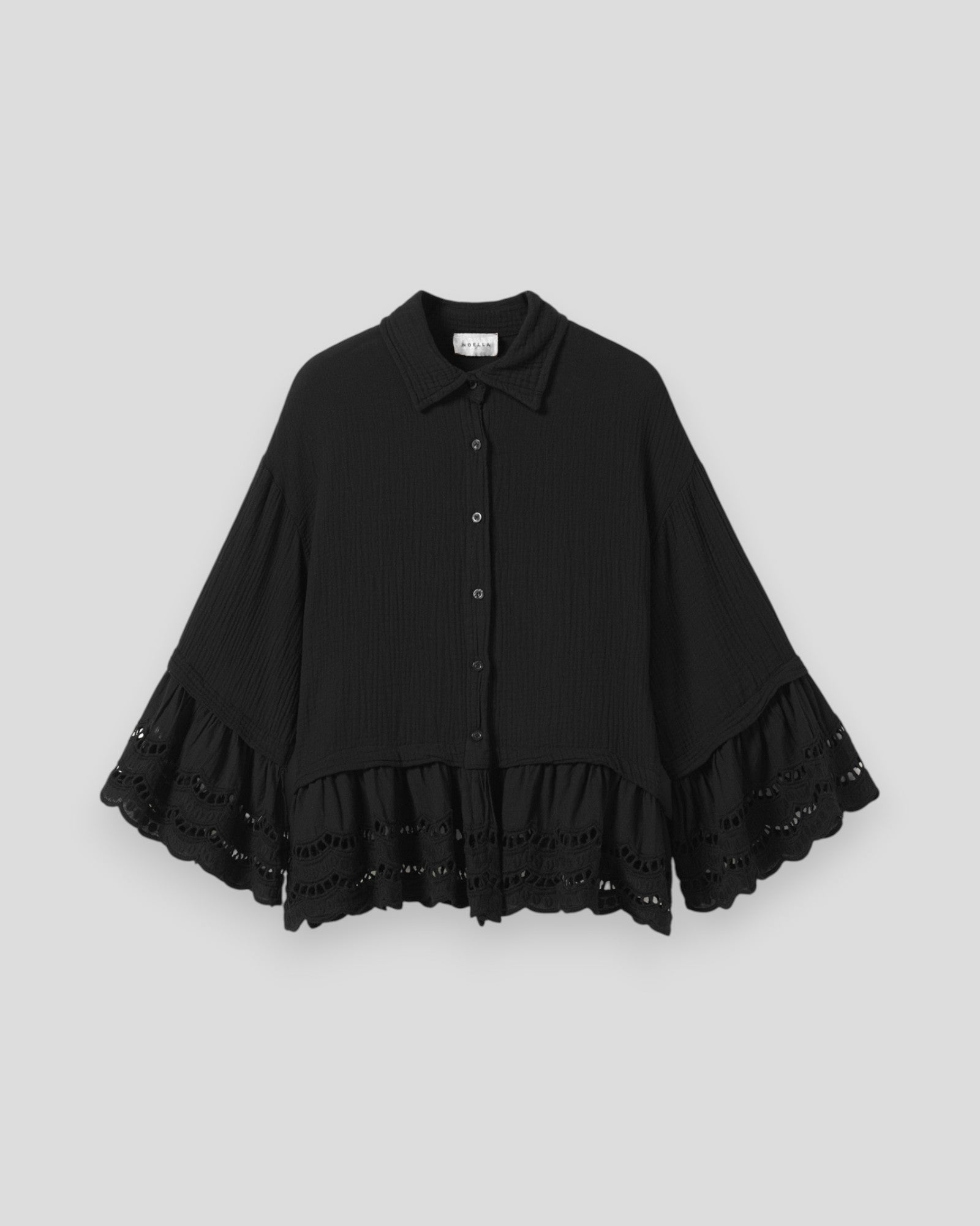 Sort Noella N-Miah dameshirt med kort ærme og enkel pasform, vist på model.