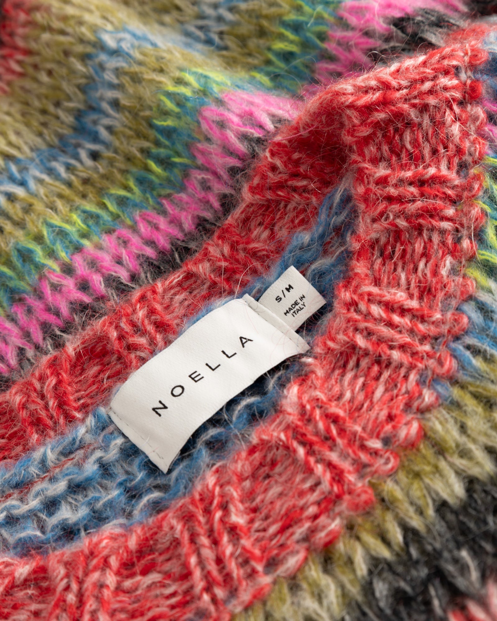Noella N-Mayra Knit kvindetørklæde i multicoloreret strik med delikat mønster, perfekt til afslappet stil.