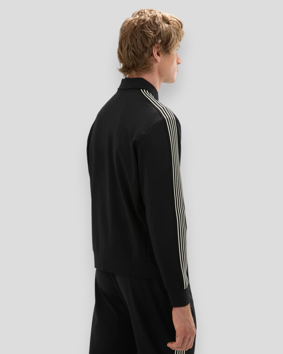 Ellesse Lucanta Track Top sweatshirt i sort set forfra, med høj krave og lynlås