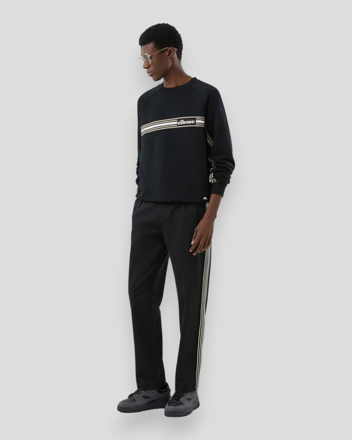 Ellesse Rossanti sweatshirt i sort med klassisk design viste forfra
