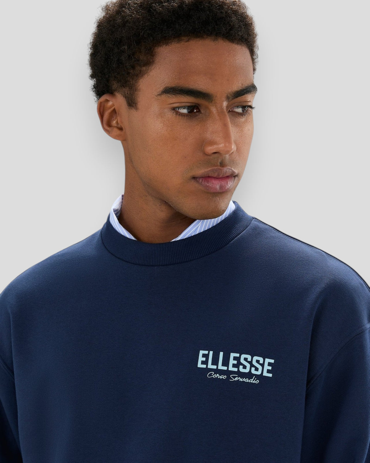 Ellesse Dolce Vita sweatshirt i navy blå med klassisk design, vist forfra