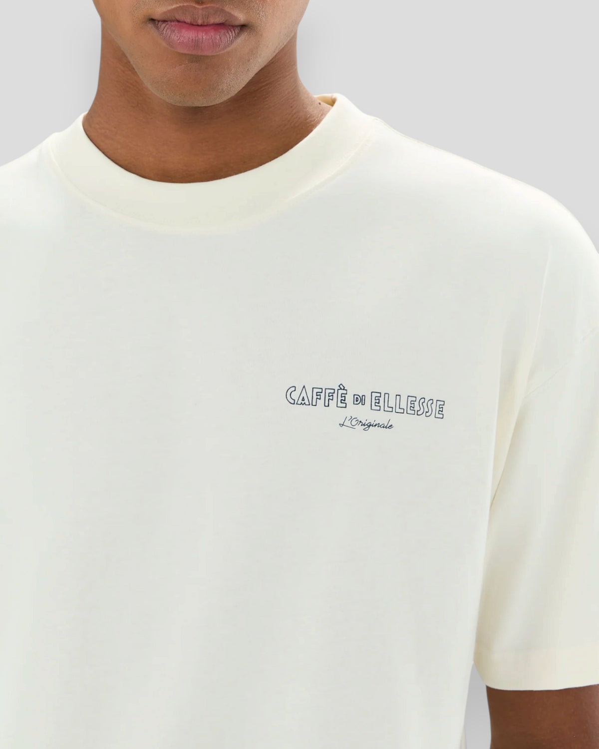 Ellesse Deca Tee T-shirt i ecru med klassisk design set forfra