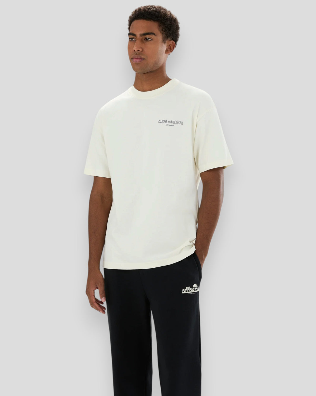 Ellesse Deca Tee i ecru, klassisk T-shirt med kort ærmer set forfra
