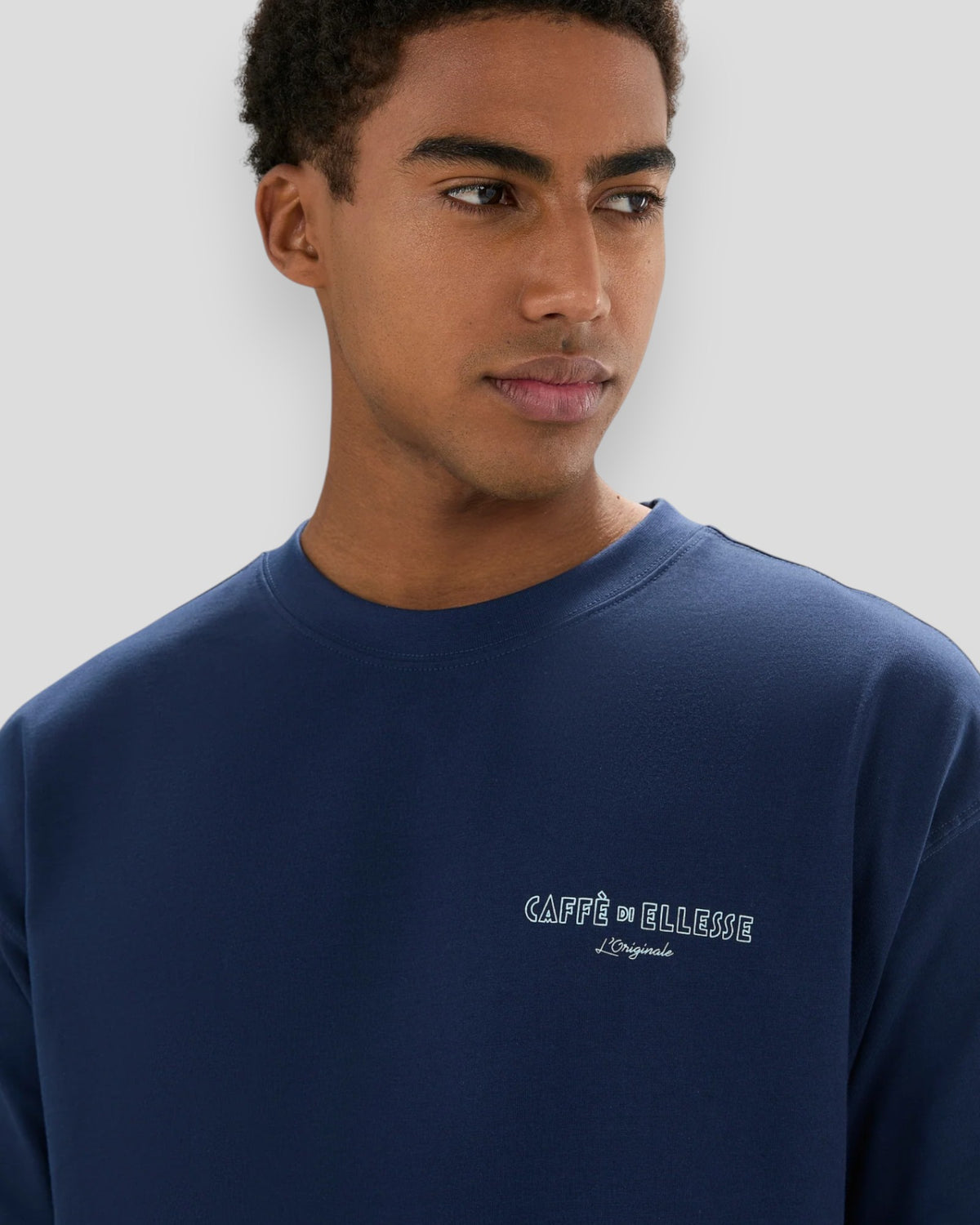 Ellesse Deca Tee i navyblå med kortærmer og klassisk T-shirt-design