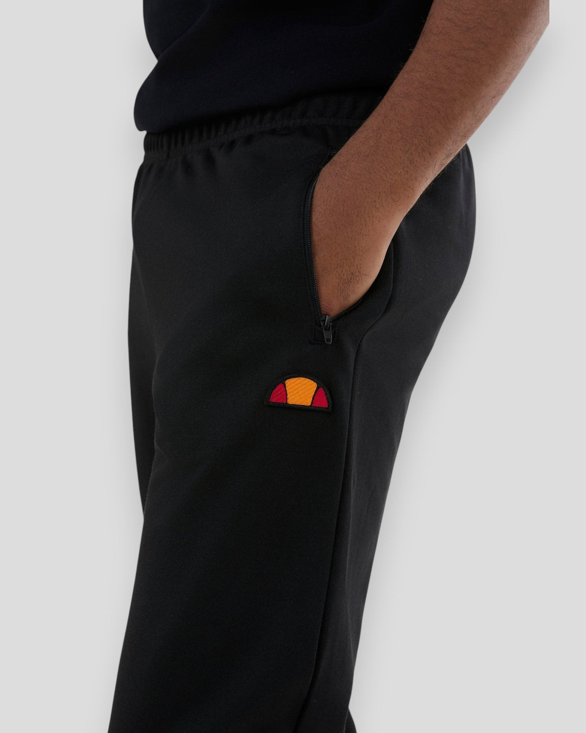 Ellesse Bertoni trackbukser i sort med elastisk talje og afslappet pasform