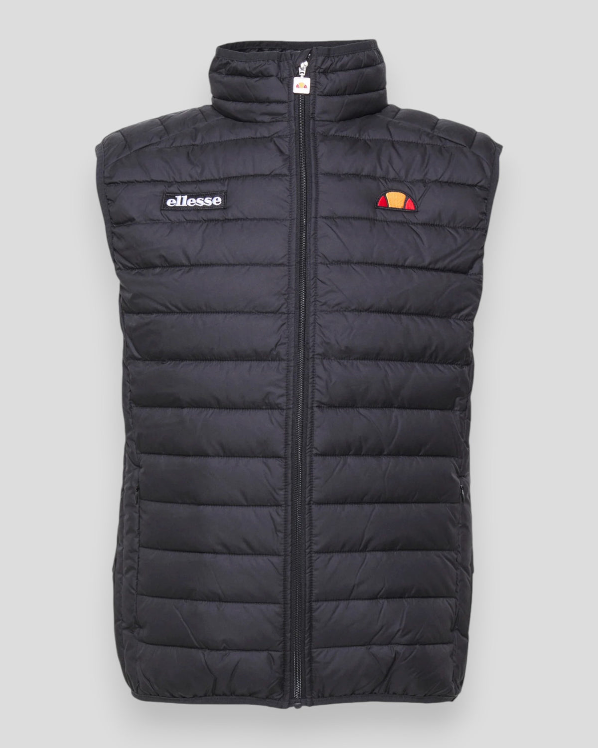 Ellesse Bardy gilet dynevest i sort, quiltet design med høj krave og lynlåslukning