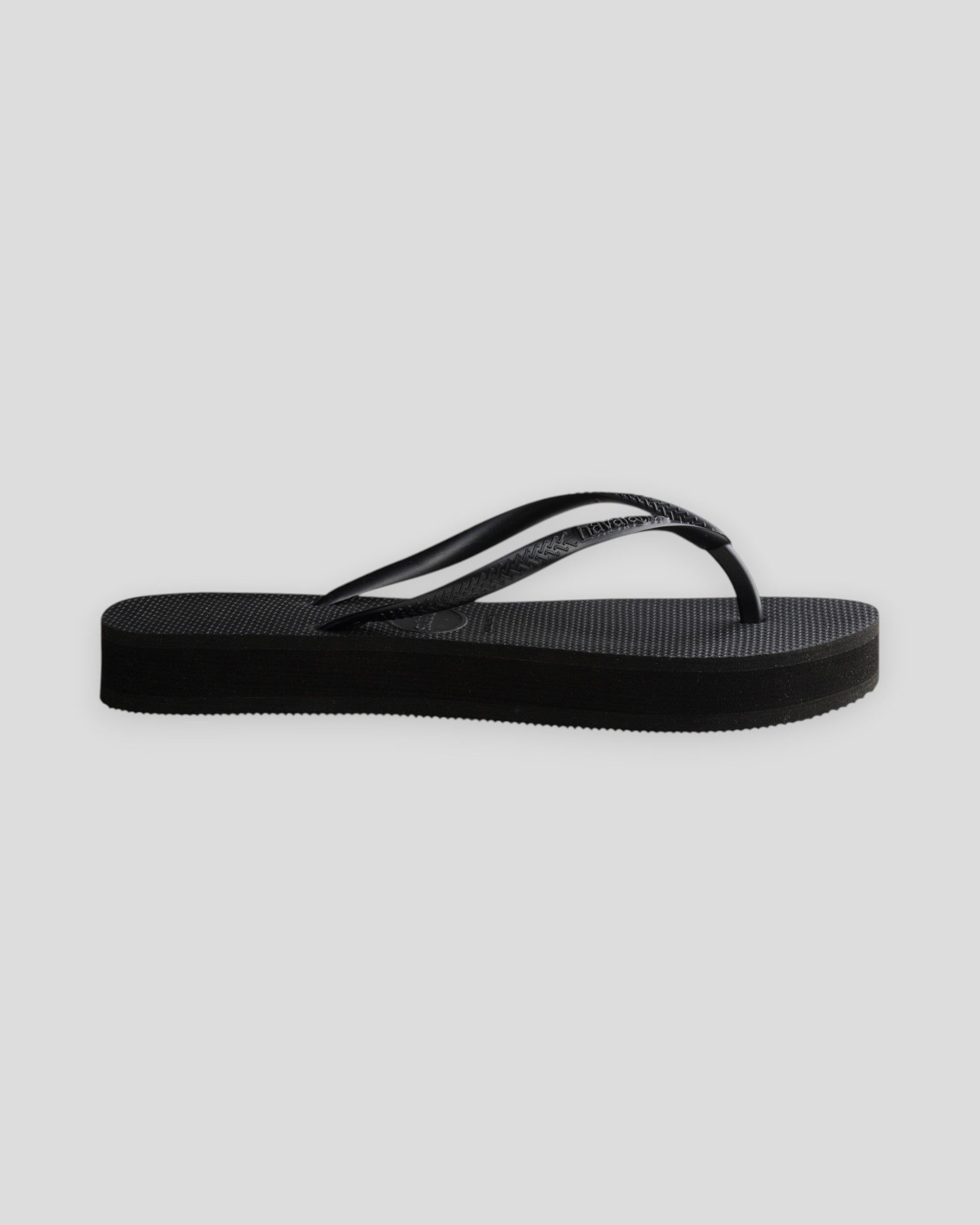 Havaianas Hav. Slim Flatform 0090 sorte damesandaler med flad hæl og komfortabel design, med brede stropper og gummisål.