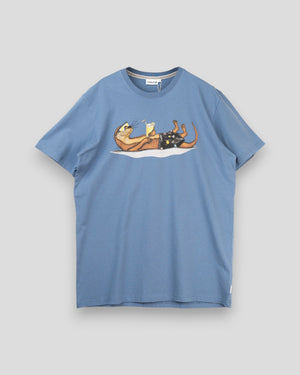 Lakor Otter Vacation T-shirt med Bering Sea print, blød bomuld, afslappet pasform og maritime design.