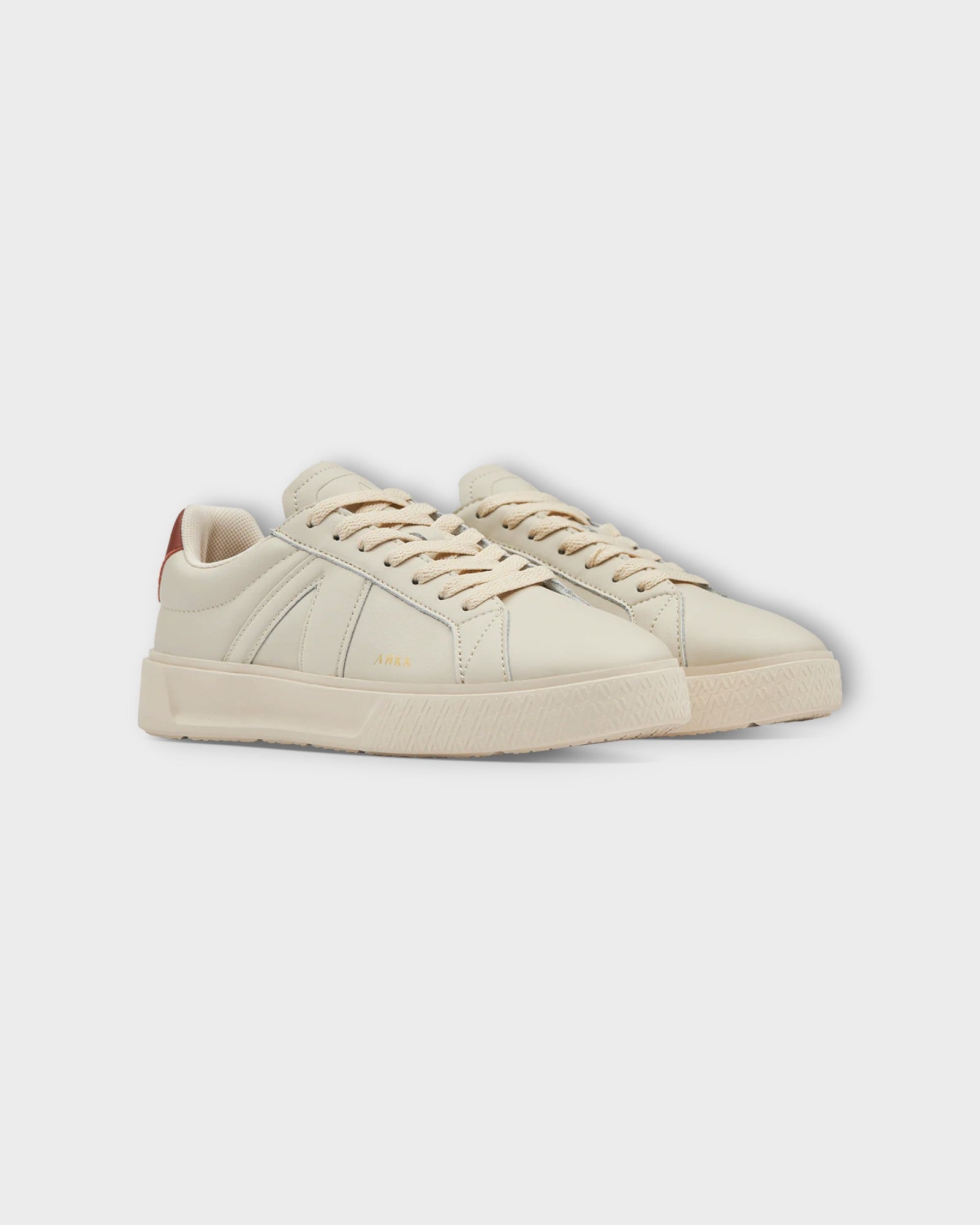 Essence Leather OG 22 Cream fra Arkk Copenhagen. Sandfarvet sneakers til mænd. Her set forfra.