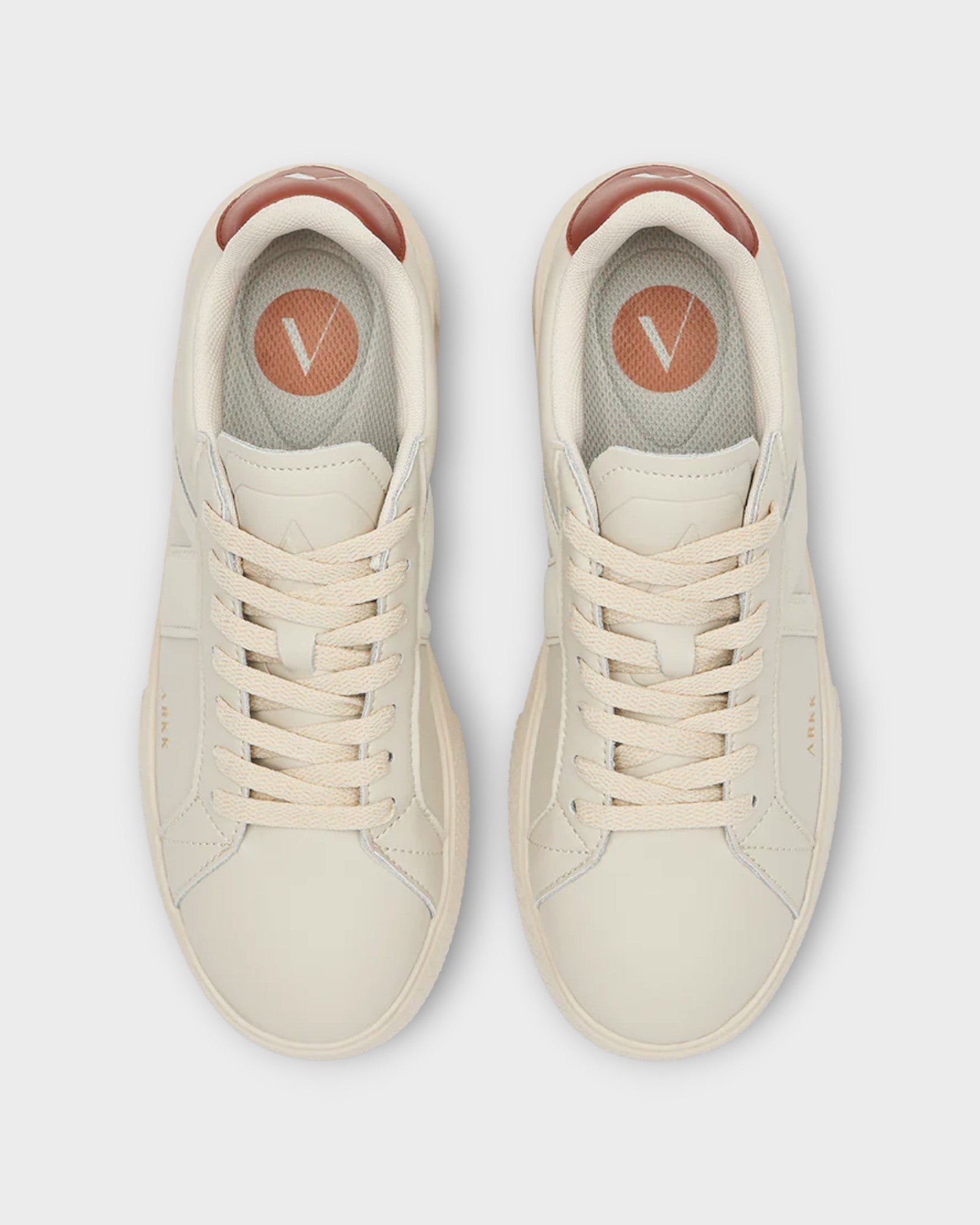 Essence Leather OG 22 Cream fra Arkk Copenhagen. Sandfarvet sneakers til mænd. Her set oven fra.