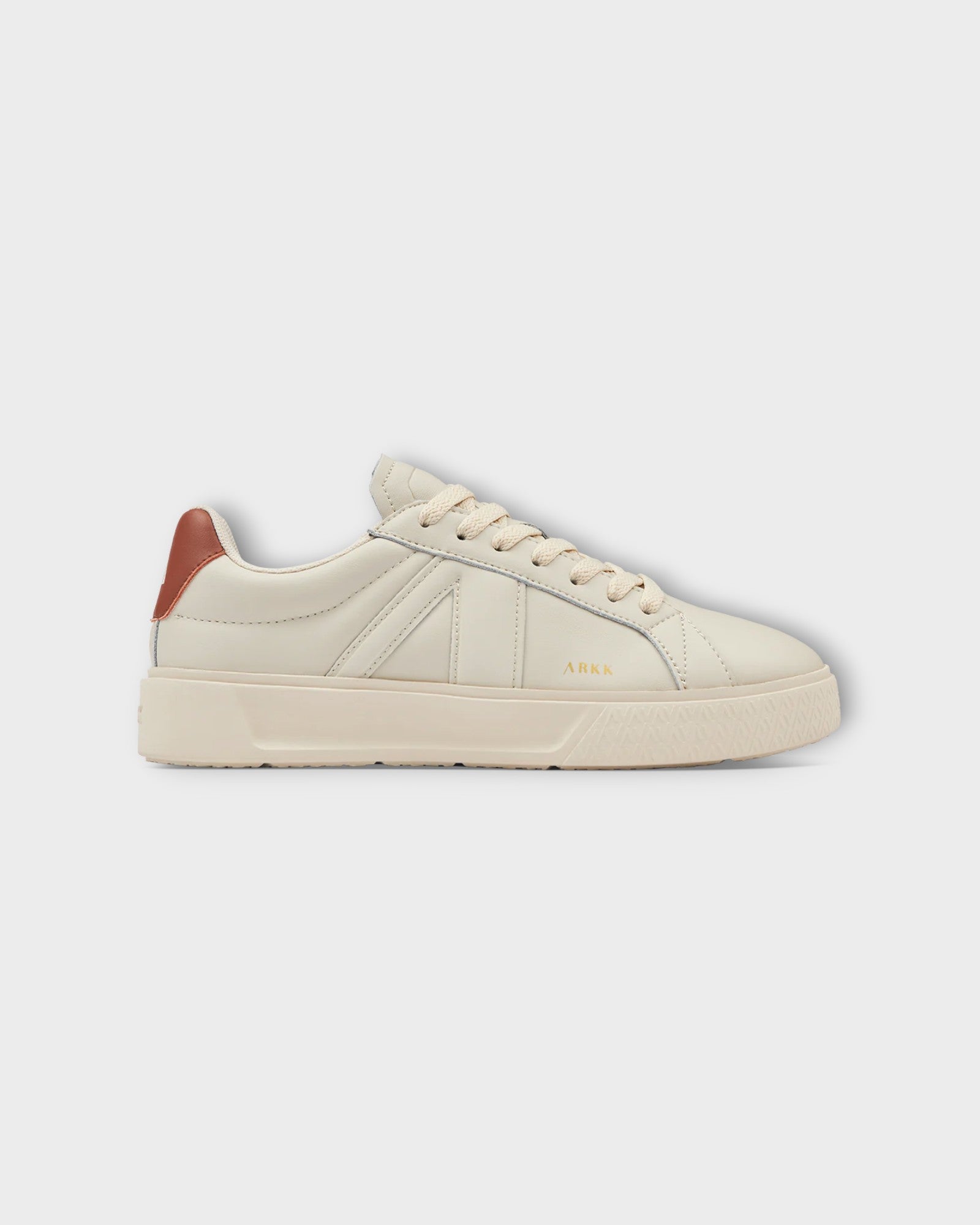 Essence Leather OG 22 Cream fra Arkk Copenhagen. Sandfarvet sneakers til mænd. Her set fra siden.