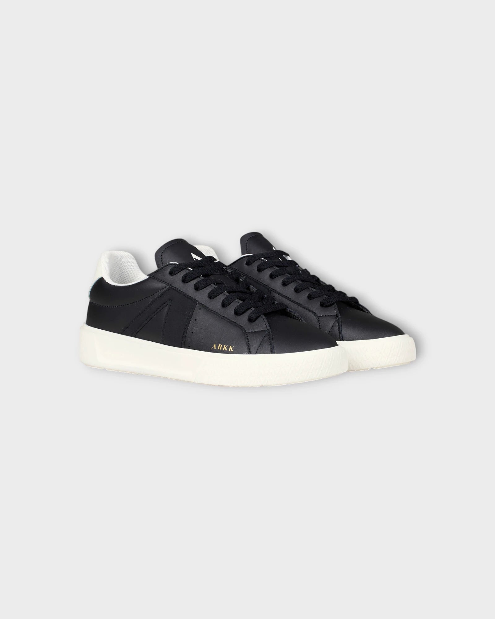 Essence Leather OG-22 - Black Bright White - Sorte Arkk Copenhagen herre Sneakers. Her set forfra.